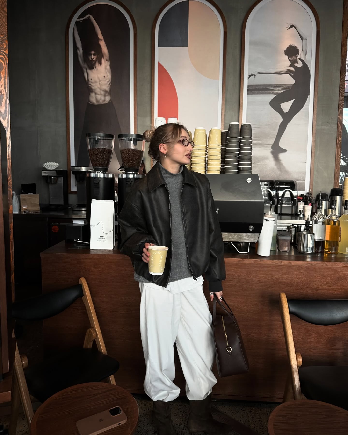 화이트 팬츠에 뭐 입을지 고민 중?🤔
니트와 화이트 팬츠로 미니멀하고 담백한 겨울룩 완성하자❄️🤍 이미지6