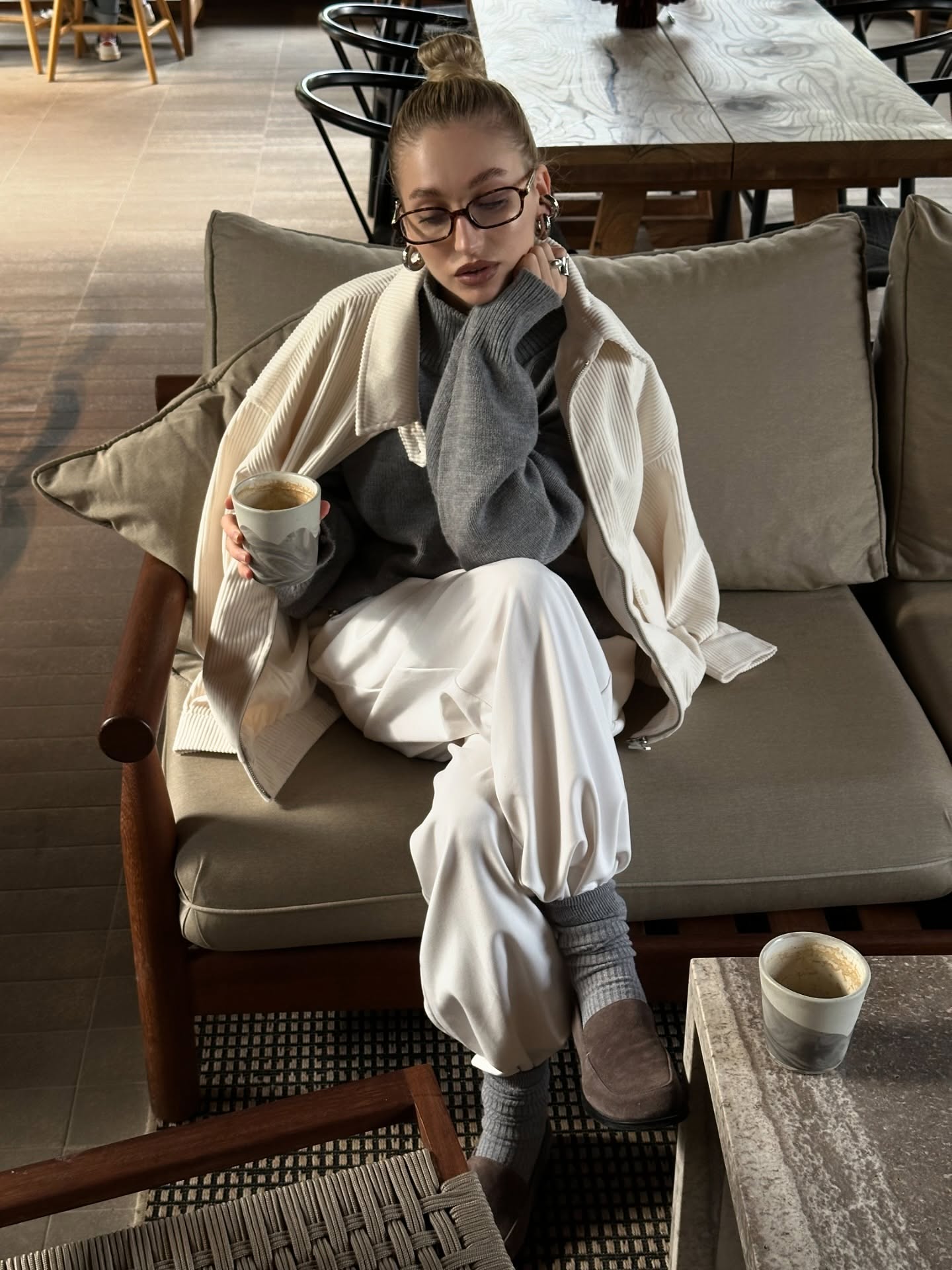 화이트 팬츠에 뭐 입을지 고민 중?🤔
니트와 화이트 팬츠로 미니멀하고 담백한 겨울룩 완성하자❄️🤍 이미지4