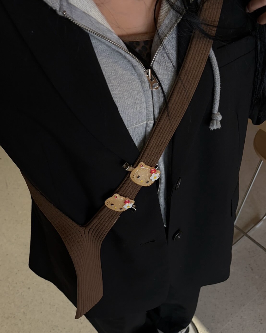 애플 x 이세이 미야케🧶 또 해냈다
아이폰 포켓? 아니 패션 아이템이니까💫🪄하나쯤 소장하자
최근 애플과 이세이 미야케가 선보인 아이폰 포켓이 화제를 모았는데요. 3D 니트 구조와 스트레치 플리츠 디테일이 더해져, 가볍고 탄력 있는 실루엣으로 아이폰을 안정적으로 감싸주는 것이 특징입니다. 총 8가지 긴 스트랩과 3가지 숏 제품으로 구성되었죠.
룩에 포인트를 줄 수 있고, 아이폰 외에도 소지품들을 넣어 활용하기 좋아 실용적이고 액세서리부터 백꾸까지 폭넓게 연출 가능한 아이템입니다 . 출시와 동시에 높은 관심을 모으는 만큼, 일상의 스타일링에 새로운 재미를 더해줄 아이템이 될 것입니다. 이미지9