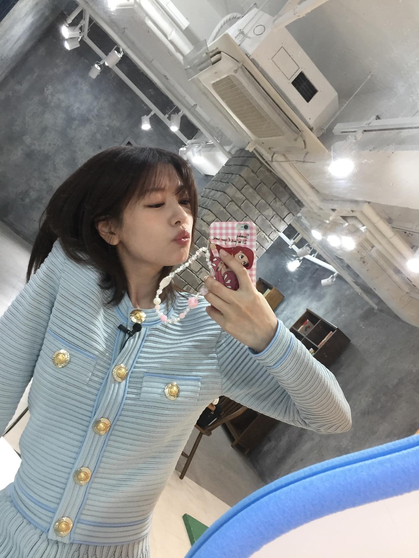 긴 머리 고집했다면 중단발 어때?💇🏻‍♀️
레이어드부터 C컬까지 다양한 중단발 매력에 빠져보자🖤🎶 이미지6