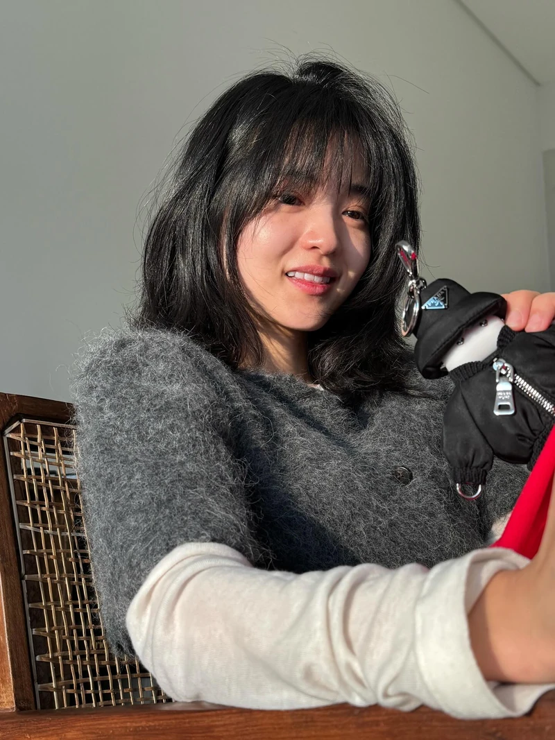 긴 머리 고집했다면 중단발 어때?💇🏻♀️
레이어드부터 C컬까지 다양한 중단발 매력에 빠져보자🖤🎶 이미지2
