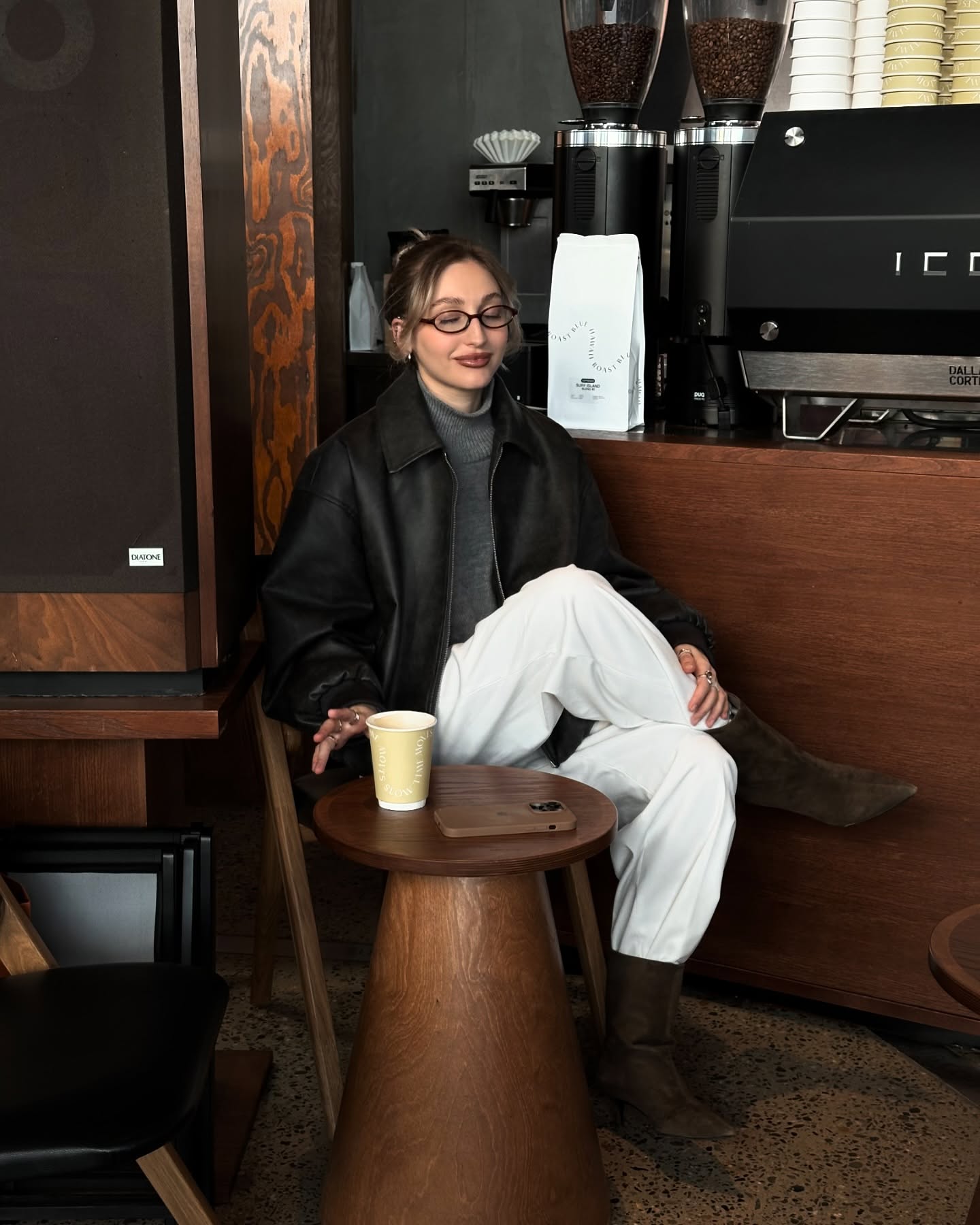 화이트 팬츠에 뭐 입을지 고민 중?🤔
니트와 화이트 팬츠로 미니멀하고 담백한 겨울룩 완성하자❄️🤍 이미지7