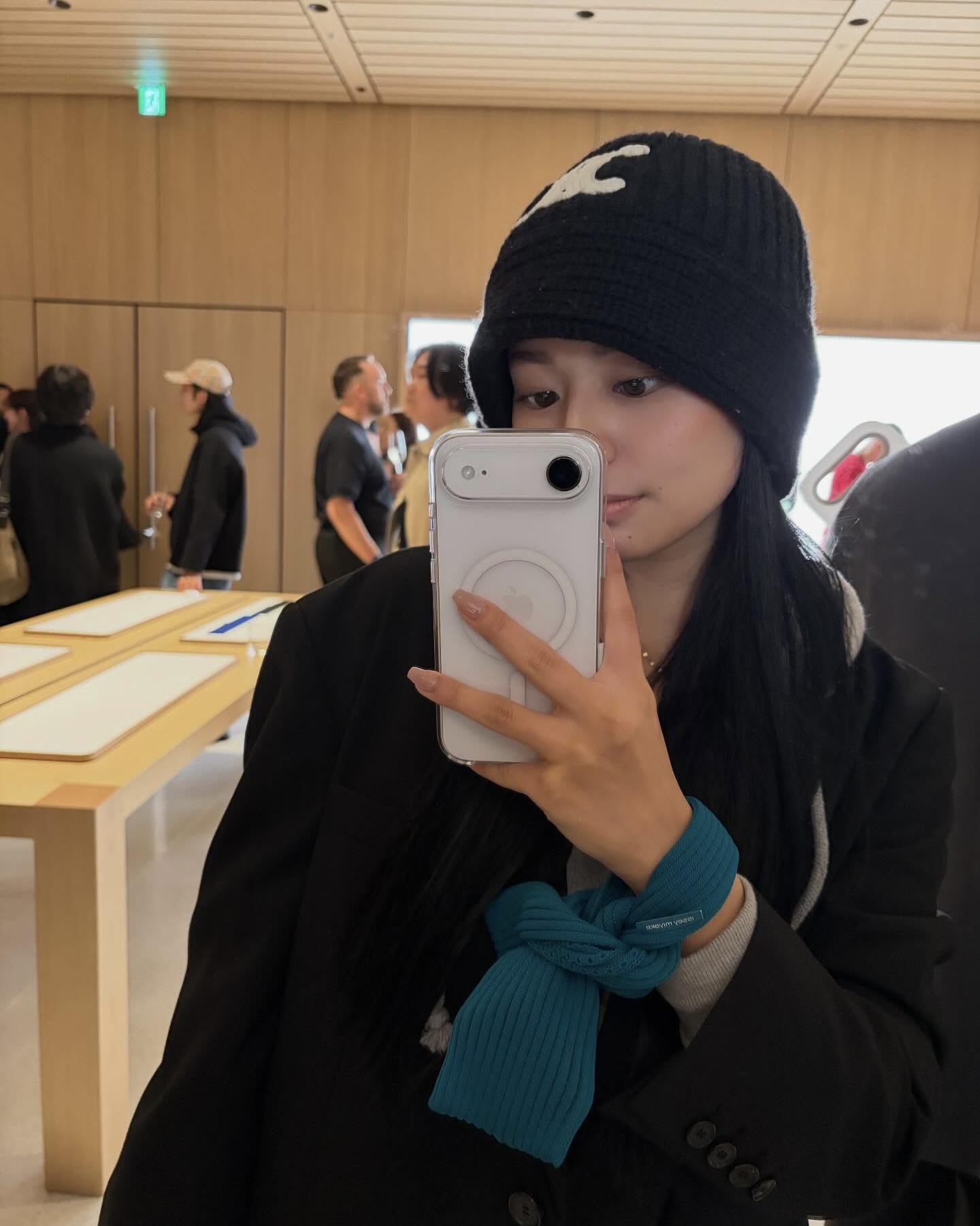 애플 x 이세이 미야케🧶 또 해냈다
아이폰 포켓? 아니 패션 아이템이니까💫🪄하나쯤 소장하자
최근 애플과 이세이 미야케가 선보인 아이폰 포켓이 화제를 모았는데요. 3D 니트 구조와 스트레치 플리츠 디테일이 더해져, 가볍고 탄력 있는 실루엣으로 아이폰을 안정적으로 감싸주는 것이 특징입니다. 총 8가지 긴 스트랩과 3가지 숏 제품으로 구성되었죠.
룩에 포인트를 줄 수 있고, 아이폰 외에도 소지품들을 넣어 활용하기 좋아 실용적이고 액세서리부터 백꾸까지 폭넓게 연출 가능한 아이템입니다 . 출시와 동시에 높은 관심을 모으는 만큼, 일상의 스타일링에 새로운 재미를 더해줄 아이템이 될 것입니다. 이미지1