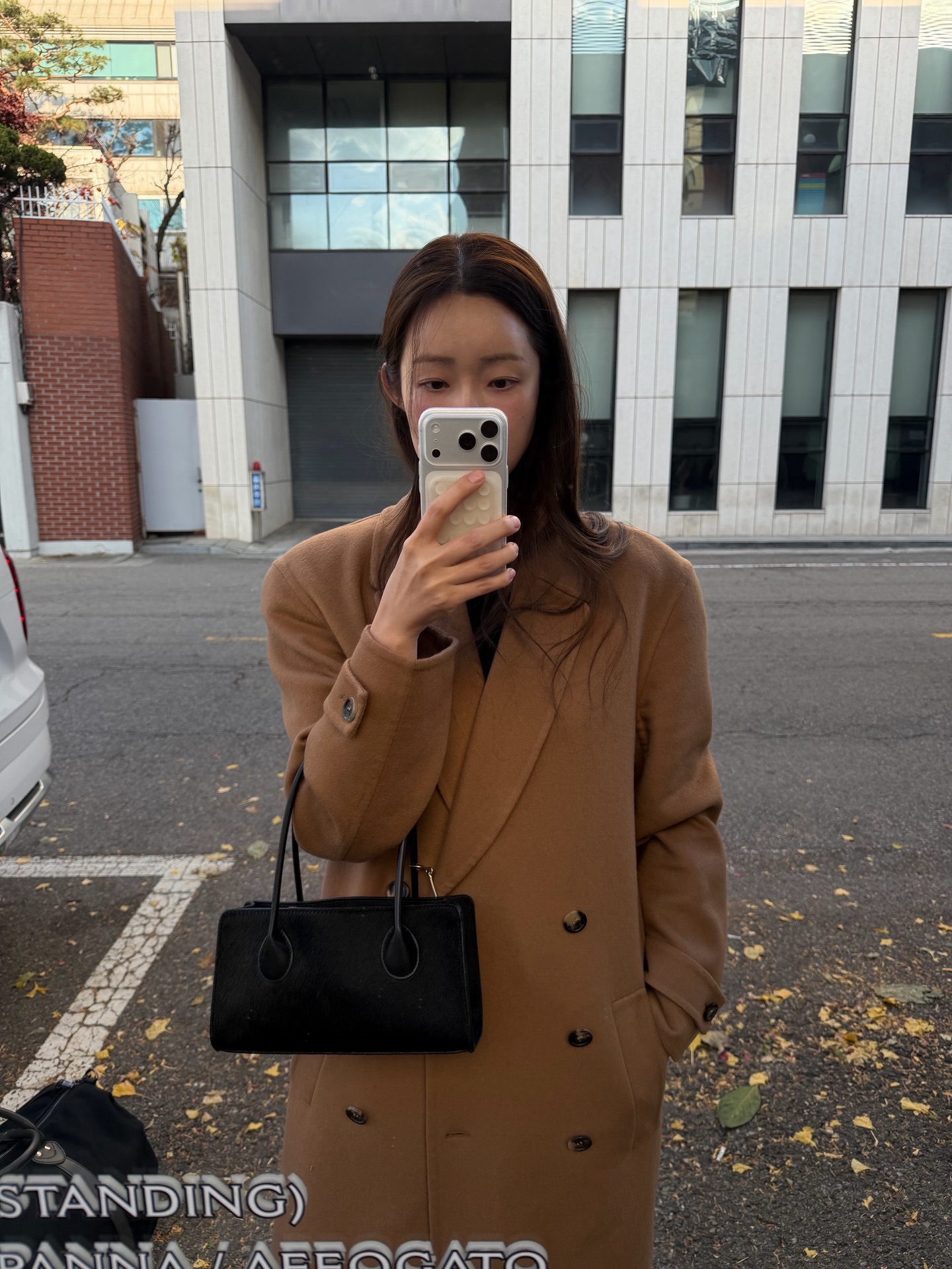 10년은 거뜬히 입는 럭셔리 코트✨
아우터 하나만으로도 분위기 바뀌는 겨울엔❄️🤍코트 잘 골라보자

소장 가치 있는 럭셔리 코트 2가지를 모았습니다.

1. 입생로랑 브러시드 캐시미어 롱코트, 1000만 원대
차정원이 착용한 캐시미어 더블코트는 브랜드 시그니처 아이템으로, 노치드 칼라와 뒤트임 디테일이 고급스러운 실루엣을 완성하죠. 터틀넥, 울 소재의 슬랙스를 매치해 클래식하면서도 세련된 겨울룩을 연출했습니다.

2. 보테가베네타 울 캐시미어 코트, 400만 원대
안소희가 입은 하프 코트는 싱글 버튼 디테일과 레귤러 실루엣의 가벼운 더블 울과 캐시미어 혼방 소재로, 샌드쉘 멜란지 컬러가 은은하게 돋보이죠. 체크 패턴 플레어 롱스커트와 니트를 매치하면 초겨울에 입기 좋은 포근하면서도 모던룩을 완성했습니다. 이미지3