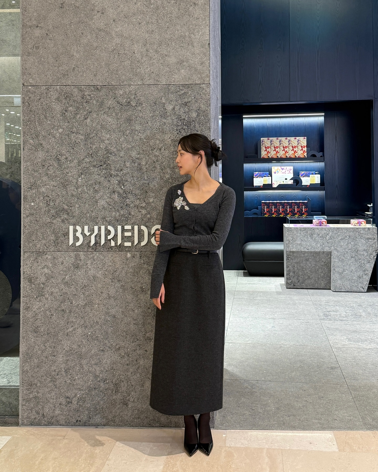 차분하게 떨어지는 롱스커트🖤
겨울 아우터랑 특히 잘 어울리는 롱스커트 코디❄️🤍
 이미지4