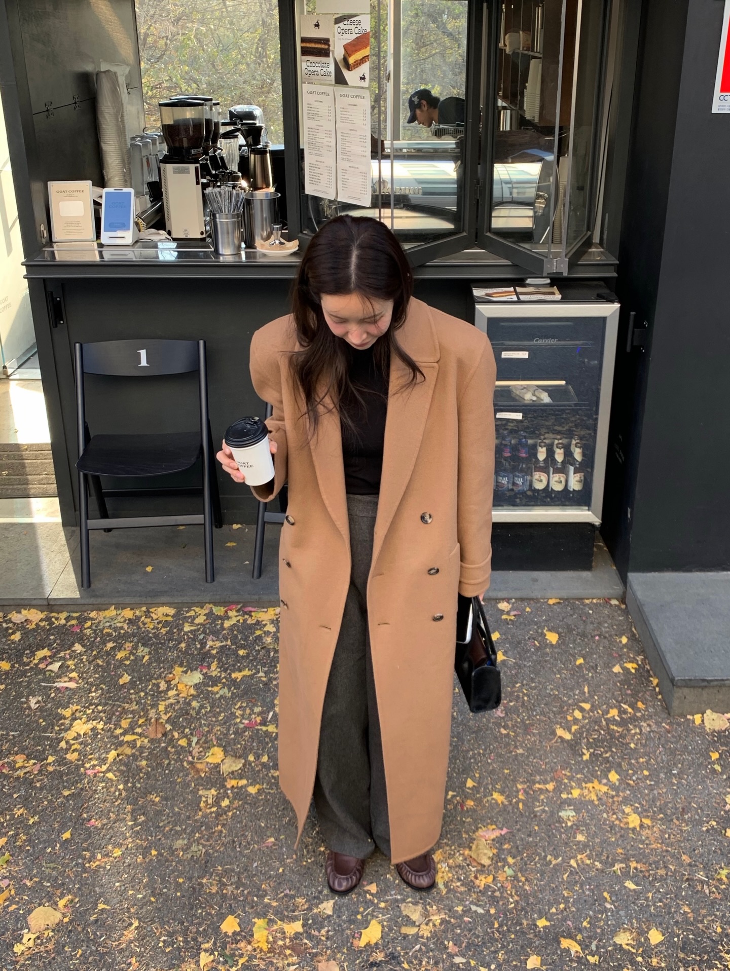 10년은 거뜬히 입는 럭셔리 코트✨
아우터 하나만으로도 분위기 바뀌는 겨울엔❄️🤍코트 잘 골라보자

소장 가치 있는 럭셔리 코트 2가지를 모았습니다.

1. 입생로랑 브러시드 캐시미어 롱코트, 1000만 원대
차정원이 착용한 캐시미어 더블코트는 브랜드 시그니처 아이템으로, 노치드 칼라와 뒤트임 디테일이 고급스러운 실루엣을 완성하죠. 터틀넥, 울 소재의 슬랙스를 매치해 클래식하면서도 세련된 겨울룩을 연출했습니다.

2. 보테가베네타 울 캐시미어 코트, 400만 원대
안소희가 입은 하프 코트는 싱글 버튼 디테일과 레귤러 실루엣의 가벼운 더블 울과 캐시미어 혼방 소재로, 샌드쉘 멜란지 컬러가 은은하게 돋보이죠. 체크 패턴 플레어 롱스커트와 니트를 매치하면 초겨울에 입기 좋은 포근하면서도 모던룩을 완성했습니다. 이미지1