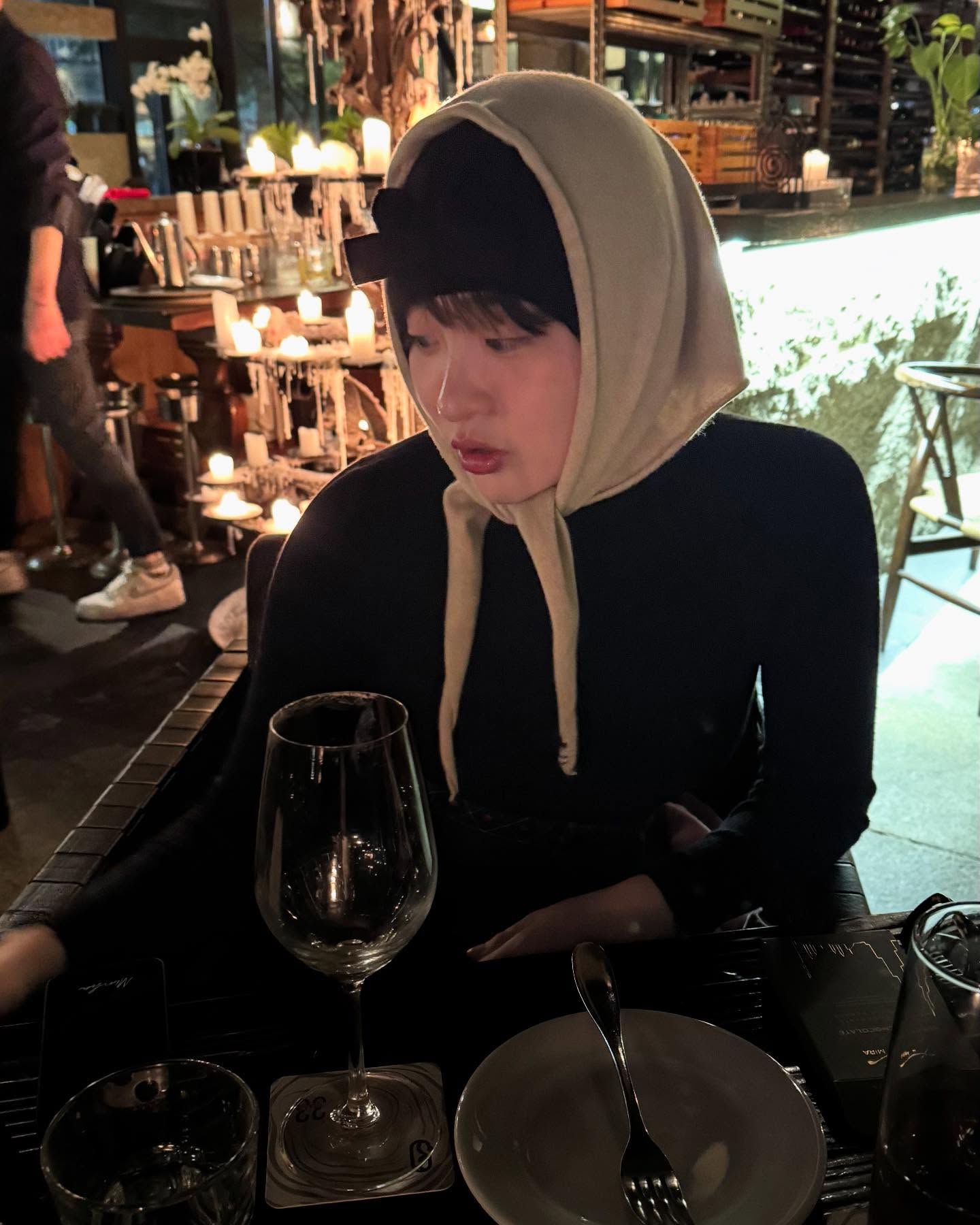 이제 바라클라바 말고 바부슈카지❣️
김민하처럼 목도리로, 스카프로도 가볍게 완성하는 그 센스🧣✨ 이미지7