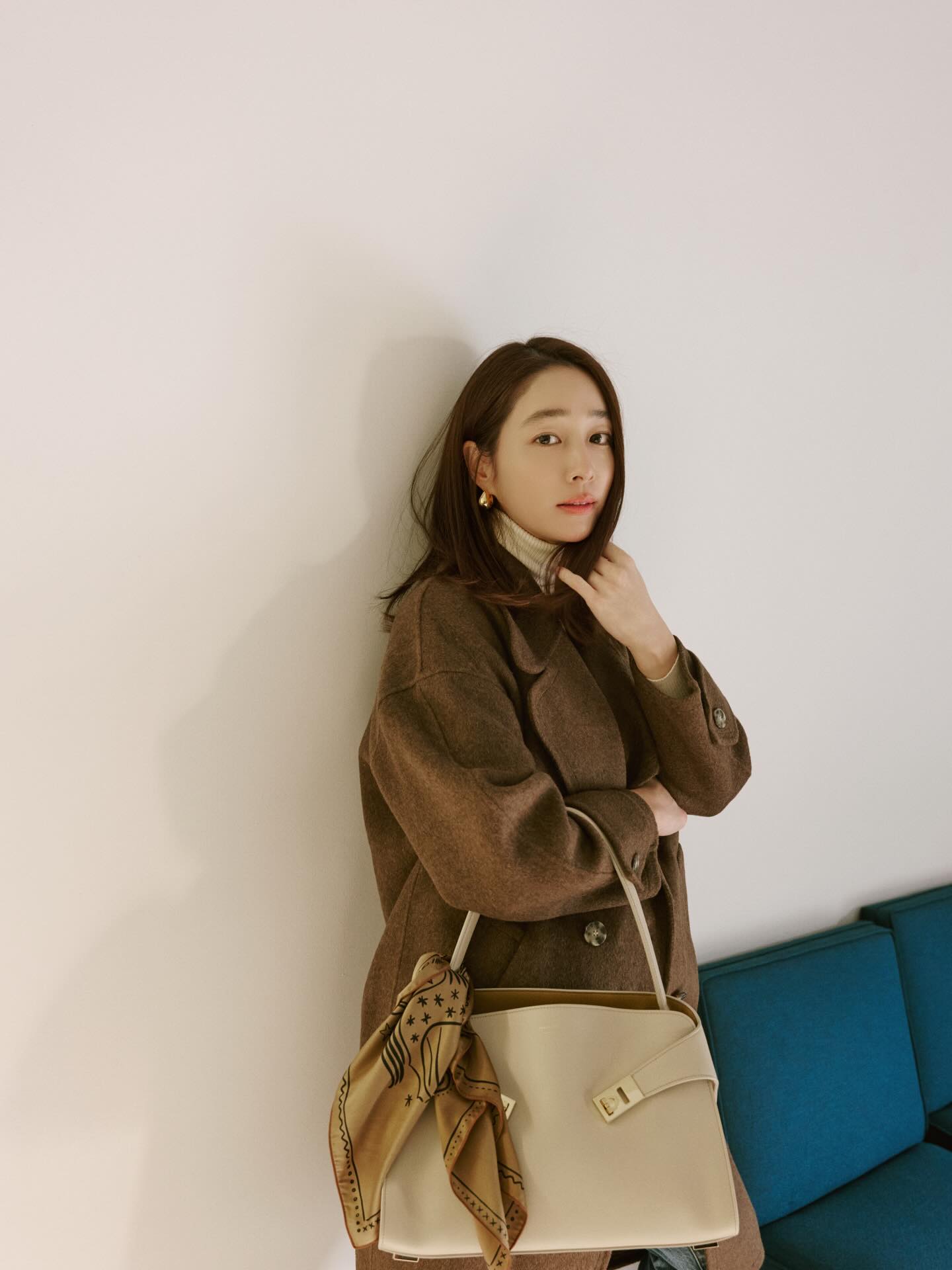 코트에 잘 어울리는 숄더백👜
넣어도 넣어도 여유있는 수납력 든든한 보부상백 2가지🤎

보부상을 위한 데일리 숄더백, 지금 바로 소개해드릴게요.

1. 샤넬 클래식 맥시 핸드백, 1,000만 원대
그레인드 카프스킨에 골드 메탈 체인이 더해진 샤넬의 클래식 맥시 핸드백입니다. 김혜수는 오버핏 트렌치코트와 데님 팬츠를 매치해 세련된 캐주얼 데일리룩을 완성했습니다.

2. 페레가모 허그 소프트 숄더백, 300만 원대
오가닉 카프스킨으로 제작된 숄더백입니다. 골드 버클이 포인트가 되며 베이지 톤이 우아한 무드를 더하는데요. 이민정은 브라운 코트와 터틀넥을 매치해 차분하고 고급스러운 데일리룩을 완성했습니다. 이미지6