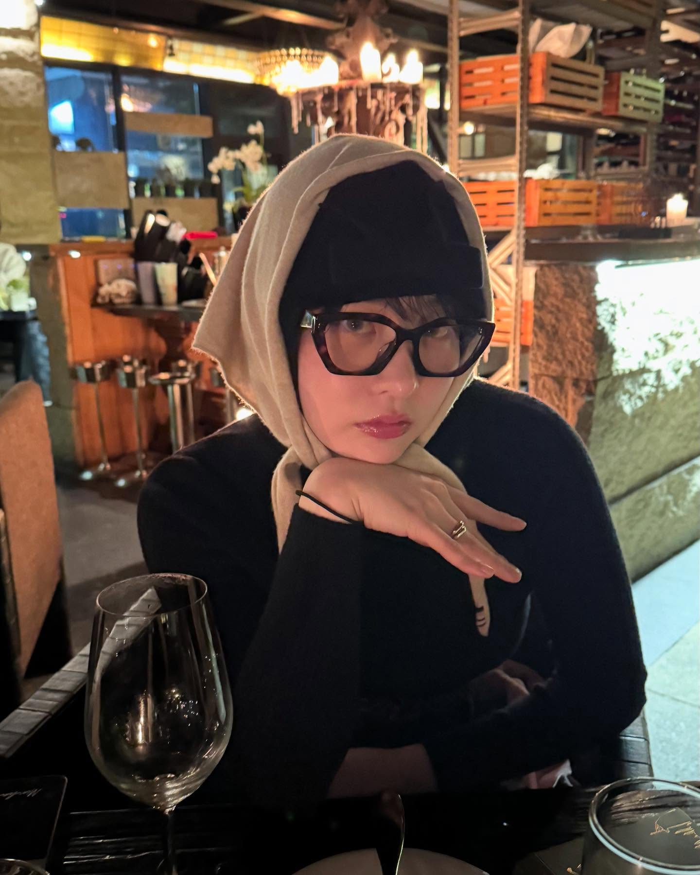 이제 바라클라바 말고 바부슈카지❣️
김민하처럼 목도리로, 스카프로도 가볍게 완성하는 그 센스🧣✨ 이미지4