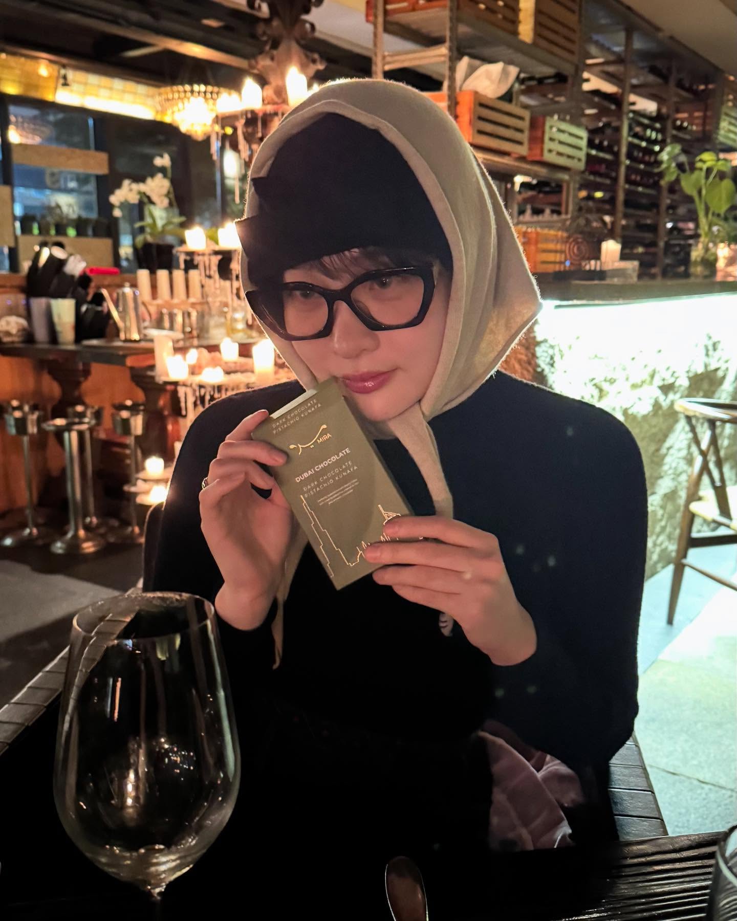 이제 바라클라바 말고 바부슈카지❣️
김민하처럼 목도리로, 스카프로도 가볍게 완성하는 그 센스🧣✨ 이미지3