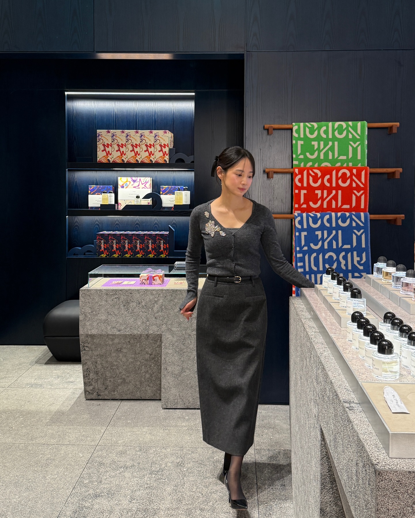 차분하게 떨어지는 롱스커트🖤
겨울 아우터랑 특히 잘 어울리는 롱스커트 코디❄️🤍
 이미지3