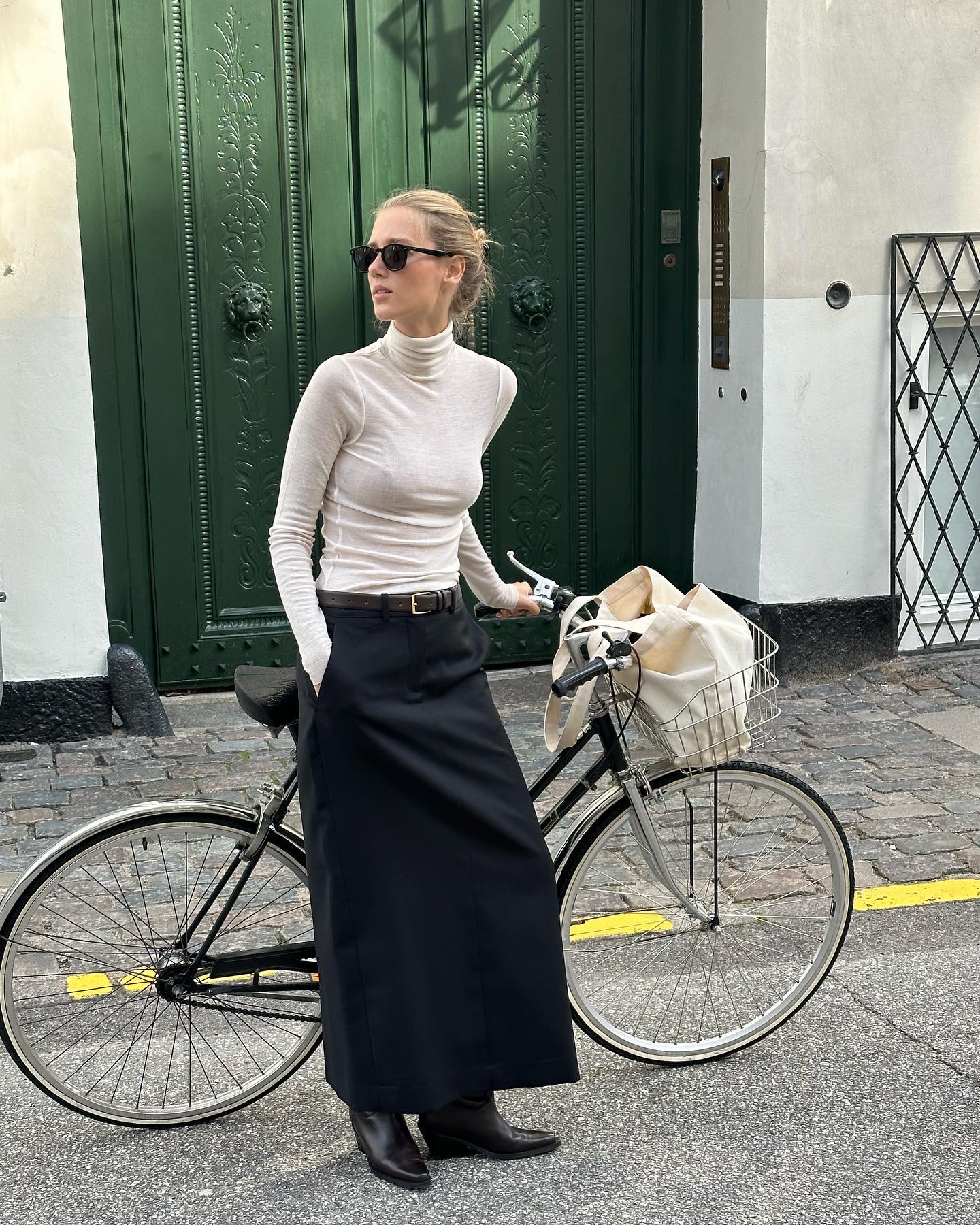 라인을 딱 살려주는 펜슬스커트✏️ 다리는 길고 날씬하게 보이는 효과 원한다면? 🔍🖤펜슬스커트지 이미지