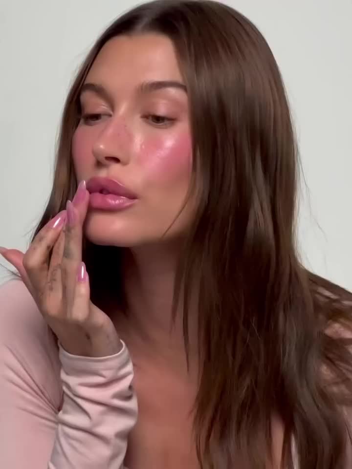 손끝만 바꿔도 분위기 완성💅
헤일리 비버의 원컬러 네일 무드 한눈에 보기👀💖 이미지