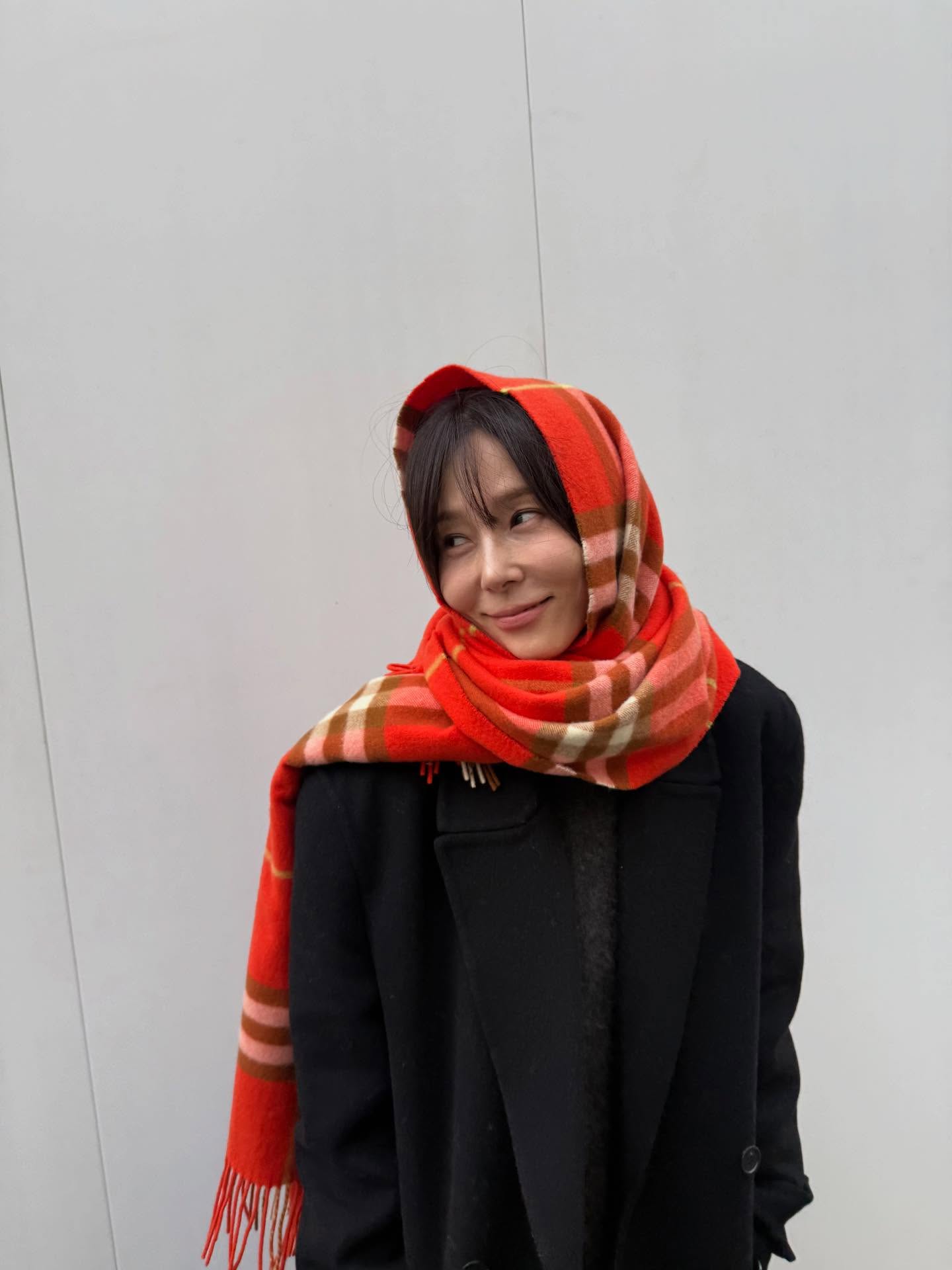 올겨울 목도리는 이 두 개면 끝♥️
한번 둘러보면 분위기까지 바뀌는 겨울 포인트 아이템☃️🎄
겨울 필수템 머플러, 지금 바로 소개해드릴게요.
1. 버버리 체크 캐시미어 스카프, 80만 원대
버버리의 아이코닉 체크 패턴이 돋보이는 캐시미어 스카프입니다. 니트나 코트와 함께 매치해 겨울 데일리룩을 완성했습니다.
2. 로에베 체크보드 스카프, 70만 원대
로에베의 시그니처 아나그램 패턴이 더해진 머플러입니다. 강혜원은 코트와 톤온톤으로 매치해 포근하고 분위기 있는 겨울룩을 완성했습니다. 이미지3