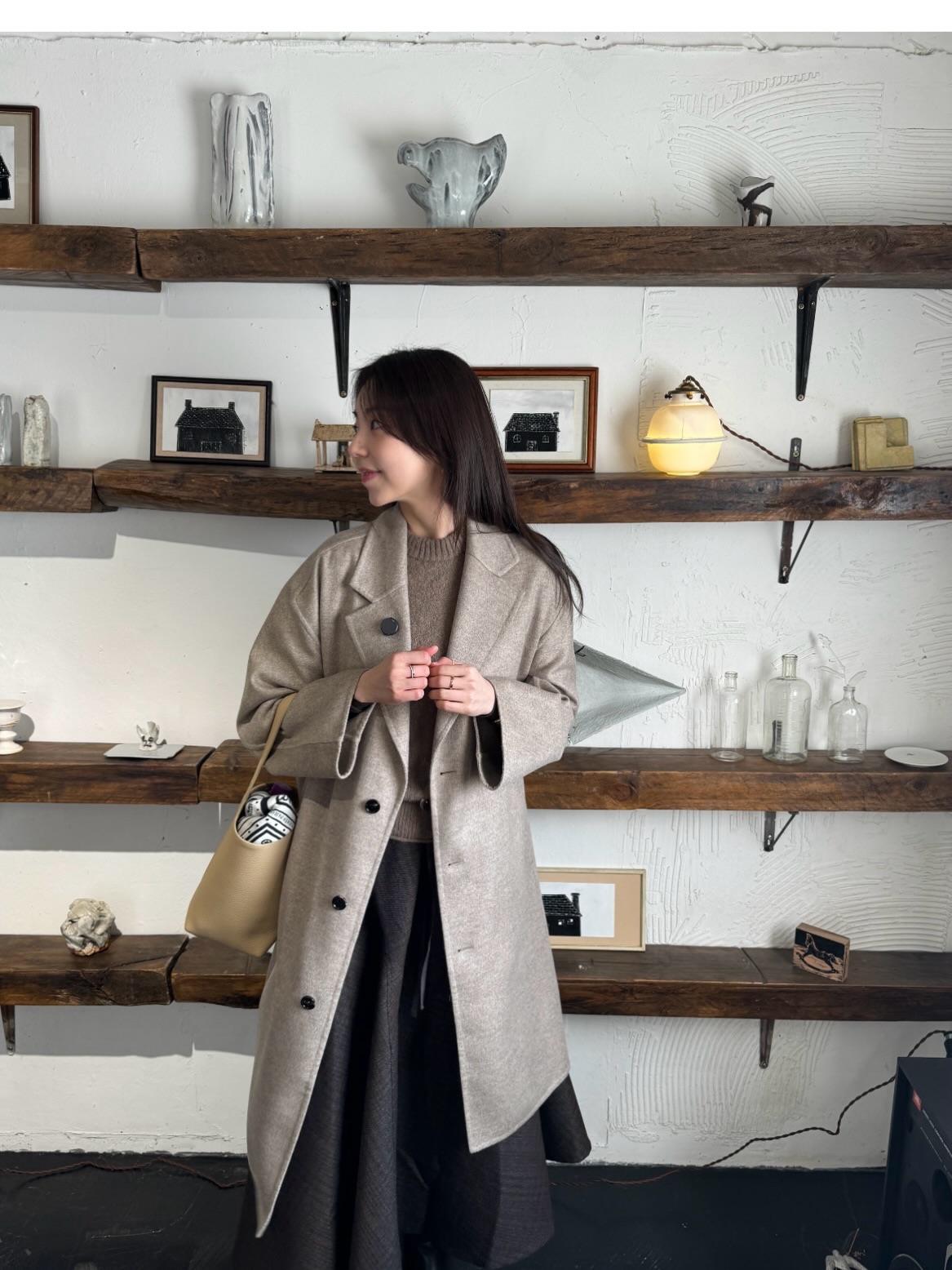 10년은 거뜬히 입는 럭셔리 코트✨
아우터 하나만으로도 분위기 바뀌는 겨울엔❄️🤍코트 잘 골라보자

소장 가치 있는 럭셔리 코트 2가지를 모았습니다.

1. 입생로랑 브러시드 캐시미어 롱코트, 1000만 원대
차정원이 착용한 캐시미어 더블코트는 브랜드 시그니처 아이템으로, 노치드 칼라와 뒤트임 디테일이 고급스러운 실루엣을 완성하죠. 터틀넥, 울 소재의 슬랙스를 매치해 클래식하면서도 세련된 겨울룩을 연출했습니다.

2. 보테가베네타 울 캐시미어 코트, 400만 원대
안소희가 입은 하프 코트는 싱글 버튼 디테일과 레귤러 실루엣의 가벼운 더블 울과 캐시미어 혼방 소재로, 샌드쉘 멜란지 컬러가 은은하게 돋보이죠. 체크 패턴 플레어 롱스커트와 니트를 매치하면 초겨울에 입기 좋은 포근하면서도 모던룩을 완성했습니다. 이미지7