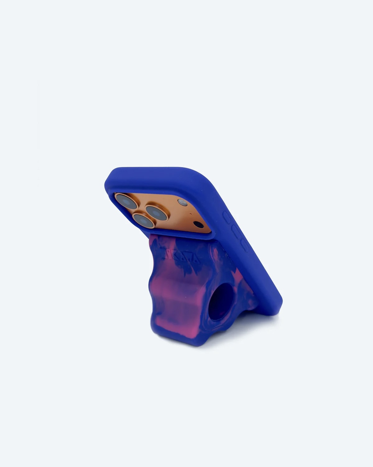 요즘 열일하는 애플이 그립톡을?🔍
베일리 히카와 만나 실용성은 물론👍🏻👀 예술 감성까지 느껴져...
최근 애플이 아티스트 베일리 히카와 함께 아이폰 전용 히카와 폰 그립&스탠드를 한정판으로 출시했는데요. 10만 원대 가격으로 형성된 현대 조각에서 영감을 받은 독창적인 디자인과 부드러운 실리콘 소재를 활용해 편안한 그립감이 특징이죠.
맥세이프로 아이폰에 간편하게 부착 및 제거할 수 있고, 가로와 세로 모두 다양한 방향으로 안정적으로 거치할 수 있죠. 이번 한정판 그립 톡은 실용성과 스타일을 모두 갖춘 아이템으로, 한정판이라는 희소성까지 더해 많은 관심을 받고 있습니다. 이미지3