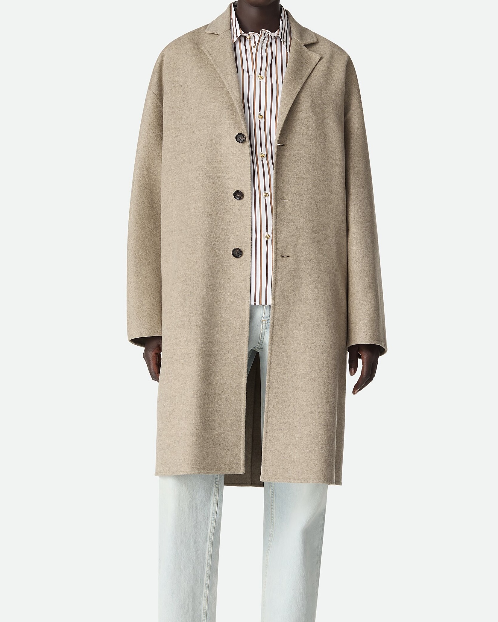 10년은 거뜬히 입는 럭셔리 코트✨
아우터 하나만으로도 분위기 바뀌는 겨울엔❄️🤍코트 잘 골라보자

소장 가치 있는 럭셔리 코트 2가지를 모았습니다.

1. 입생로랑 브러시드 캐시미어 롱코트, 1000만 원대
차정원이 착용한 캐시미어 더블코트는 브랜드 시그니처 아이템으로, 노치드 칼라와 뒤트임 디테일이 고급스러운 실루엣을 완성하죠. 터틀넥, 울 소재의 슬랙스를 매치해 클래식하면서도 세련된 겨울룩을 연출했습니다.

2. 보테가베네타 울 캐시미어 코트, 400만 원대
안소희가 입은 하프 코트는 싱글 버튼 디테일과 레귤러 실루엣의 가벼운 더블 울과 캐시미어 혼방 소재로, 샌드쉘 멜란지 컬러가 은은하게 돋보이죠. 체크 패턴 플레어 롱스커트와 니트를 매치하면 초겨울에 입기 좋은 포근하면서도 모던룩을 완성했습니다. 이미지8