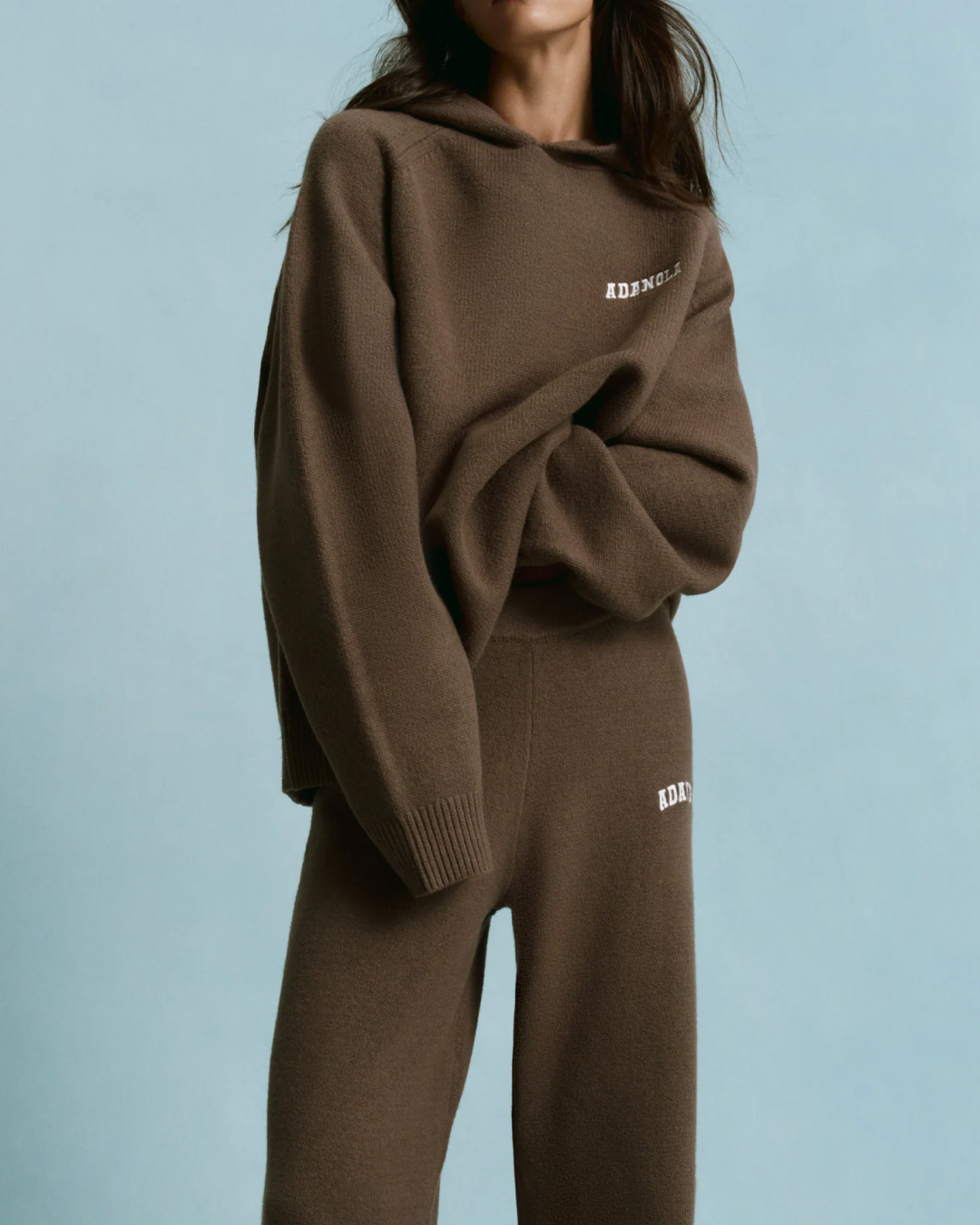 겨울내내 찾게 되는 셋업🧶
따뜻하고 편하게 입기 좋은 겨울 셋업 2가지🌨️🤎

요즘 날씨에 딱 맞는 셋업, 지금 바로 소개해드릴게요.

1. 알로 세레니티 셋업, 각 10만 원대
부드러운 시그니처 원단에 리브드 디테일이 더해진 크림톤 셋업입니다. 와이드 레그 팬츠와 넥 폴라 상의로 편안하면서도 따뜻한 데일리룩을 완성할 수 있습니다.

2. 아데놀라 다크 코코아 니트, 각 10만 원대
코튼과 폴리 혼방 니트 소재로 편안하게 입기 좋은 다크 코코아 컬러입니다. 오버사이즈 후디와 니트 팬츠 조합으로 차분한 브라운 톤의 겨울 코디에 활용도가 높은 셋업입니다. 이미지9