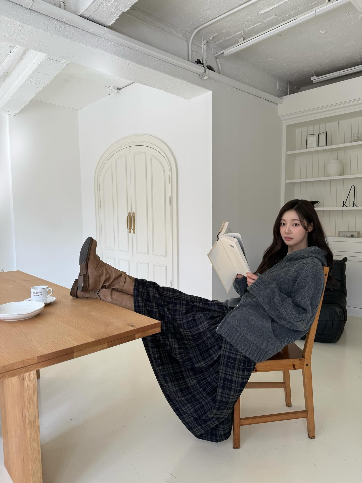 차분하게 떨어지는 롱스커트🖤
겨울 아우터랑 특히 잘 어울리는 롱스커트 코디❄️🤍
 이미지1