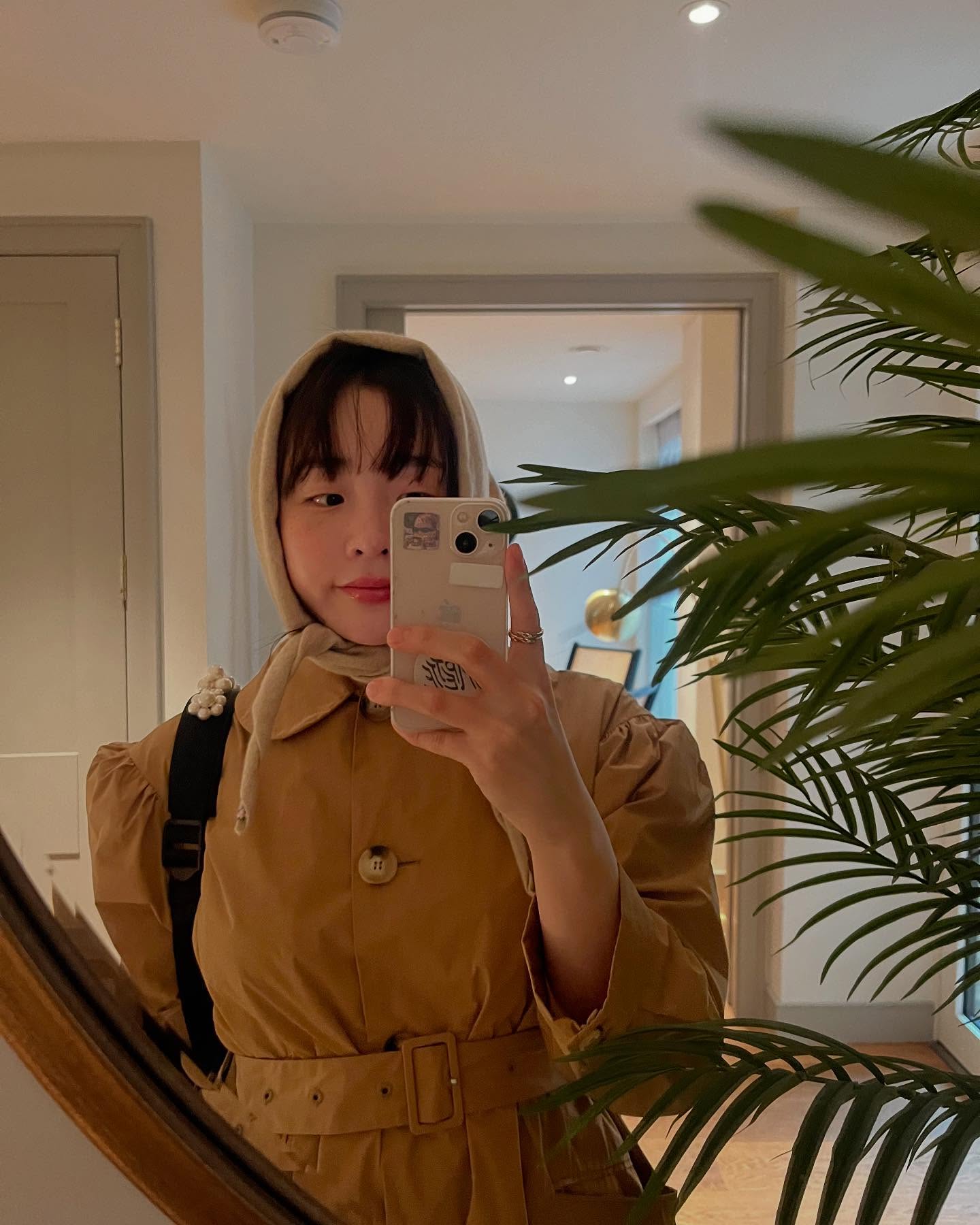 이제 바라클라바 말고 바부슈카지❣️
김민하처럼 목도리로, 스카프로도 가볍게 완성하는 그 센스🧣✨ 이미지1