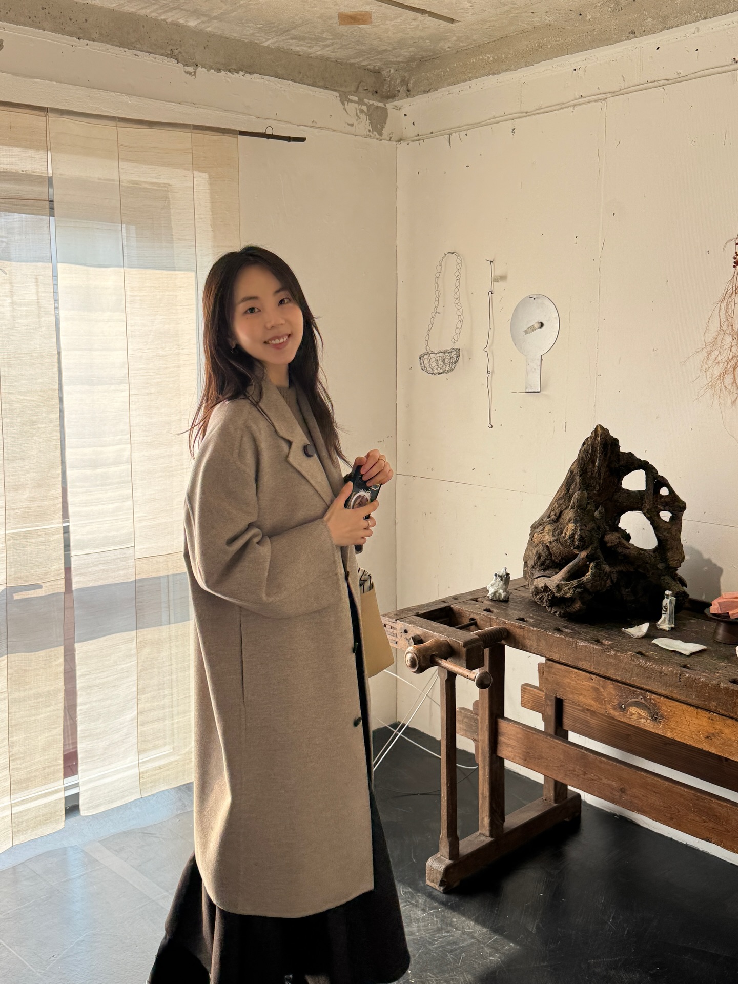 10년은 거뜬히 입는 럭셔리 코트✨
아우터 하나만으로도 분위기 바뀌는 겨울엔❄️🤍코트 잘 골라보자

소장 가치 있는 럭셔리 코트 2가지를 모았습니다.

1. 입생로랑 브러시드 캐시미어 롱코트, 1000만 원대
차정원이 착용한 캐시미어 더블코트는 브랜드 시그니처 아이템으로, 노치드 칼라와 뒤트임 디테일이 고급스러운 실루엣을 완성하죠. 터틀넥, 울 소재의 슬랙스를 매치해 클래식하면서도 세련된 겨울룩을 연출했습니다.

2. 보테가베네타 울 캐시미어 코트, 400만 원대
안소희가 입은 하프 코트는 싱글 버튼 디테일과 레귤러 실루엣의 가벼운 더블 울과 캐시미어 혼방 소재로, 샌드쉘 멜란지 컬러가 은은하게 돋보이죠. 체크 패턴 플레어 롱스커트와 니트를 매치하면 초겨울에 입기 좋은 포근하면서도 모던룩을 완성했습니다. 이미지6