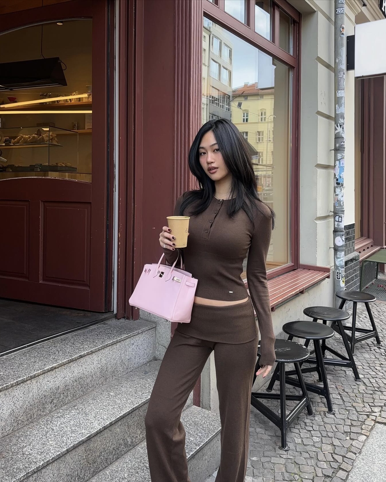 포근하고 편안한 아다놀라 니트템🧶 요즘 제2의 알로로 불리는 핫한 아다놀라 잇템 아르켜 줄게😯💫  운동부터 데일리룩까지 활용하기 좋은 아다놀라 니트 아이템 3가지를 소개합니다.  1. 니트 버튼 업 탑, 14만 원대 크롭 기장의 슬림핏 니트는 메리노 울 혼방 소재를 활용해 따뜻하고 버튼 디테일과 브랜드 탭, 골지 허리 밴드가 포인트죠. 에르메스 버킨백과 스타일링하면 내추럴하면서도 포멀한 무드가 살아납니다.  2. 니트 폴드오버 팬츠, 14만 원대 슬림한 스트레이트 핏 니트 팬츠는 부드럽고 가벼운 아크릴과 메리노 울 혼방 소재로, 허리 밴드를 활용해 밑위 높이를  조절해 다양하게 연출할 수 있죠. 니트 탑과 셋업으로 매치하면 모던하고 포근한 원마일웨어를 완성할 수 있습니다.  3. 바시티 니트 스트레이트 스웻 팬츠, 16만 원대 하이웨스트 스웻 팬츠는 울과 리사이클 폴리에스터 혼방된 두께감 있는 니트 소재로, 다리 부분의 로고 디테일과 신축성 좋은 밴드 디자인이 더해진 편안한 아이템이죠. 화이트 브이넥 니트와 매치하면 화사하면서도 미니멀한 무드를 연출할 수 있습니다. 이미지