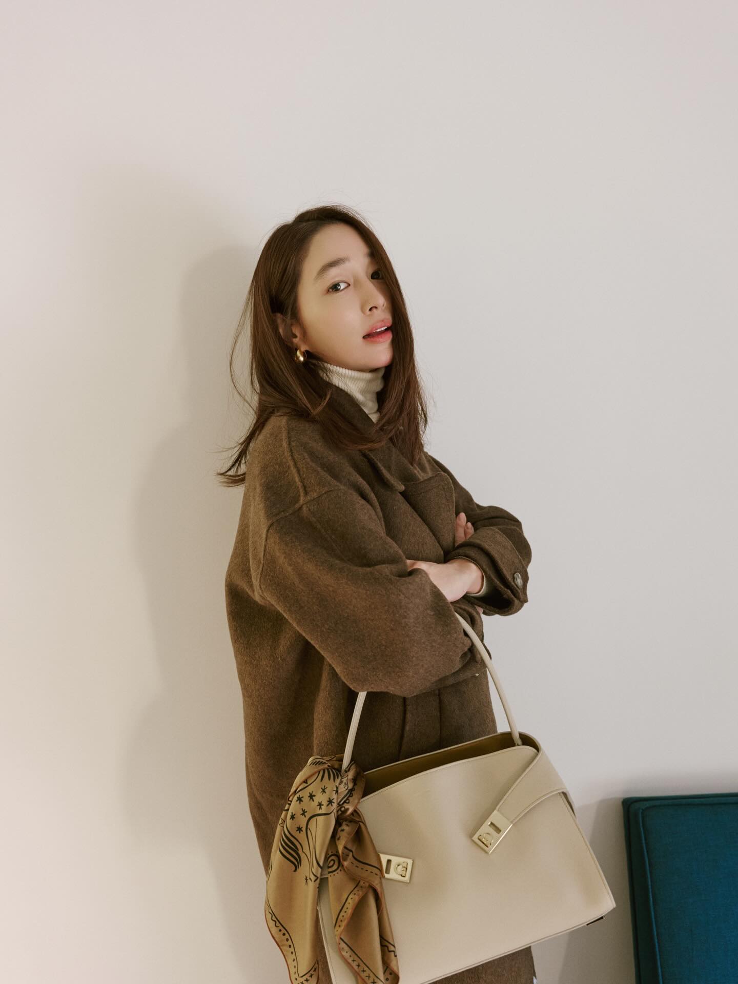 코트에 잘 어울리는 숄더백👜
넣어도 넣어도 여유있는 수납력 든든한 보부상백 2가지🤎

보부상을 위한 데일리 숄더백, 지금 바로 소개해드릴게요.

1. 샤넬 클래식 맥시 핸드백, 1,000만 원대
그레인드 카프스킨에 골드 메탈 체인이 더해진 샤넬의 클래식 맥시 핸드백입니다. 김혜수는 오버핏 트렌치코트와 데님 팬츠를 매치해 세련된 캐주얼 데일리룩을 완성했습니다.

2. 페레가모 허그 소프트 숄더백, 300만 원대
오가닉 카프스킨으로 제작된 숄더백입니다. 골드 버클이 포인트가 되며 베이지 톤이 우아한 무드를 더하는데요. 이민정은 브라운 코트와 터틀넥을 매치해 차분하고 고급스러운 데일리룩을 완성했습니다. 이미지5