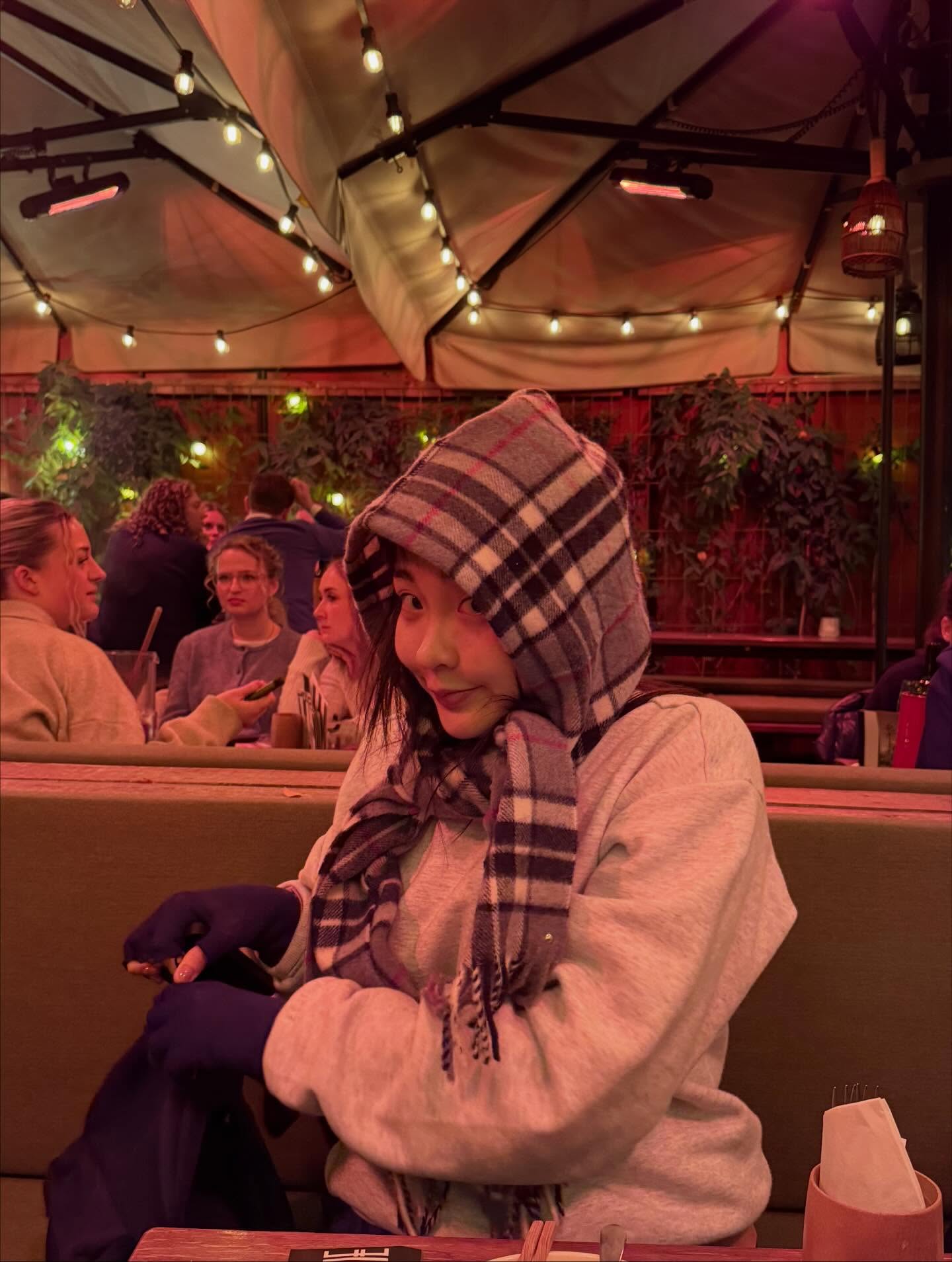 이제 바라클라바 말고 바부슈카지❣️
김민하처럼 목도리로, 스카프로도 가볍게 완성하는 그 센스🧣✨ 이미지5