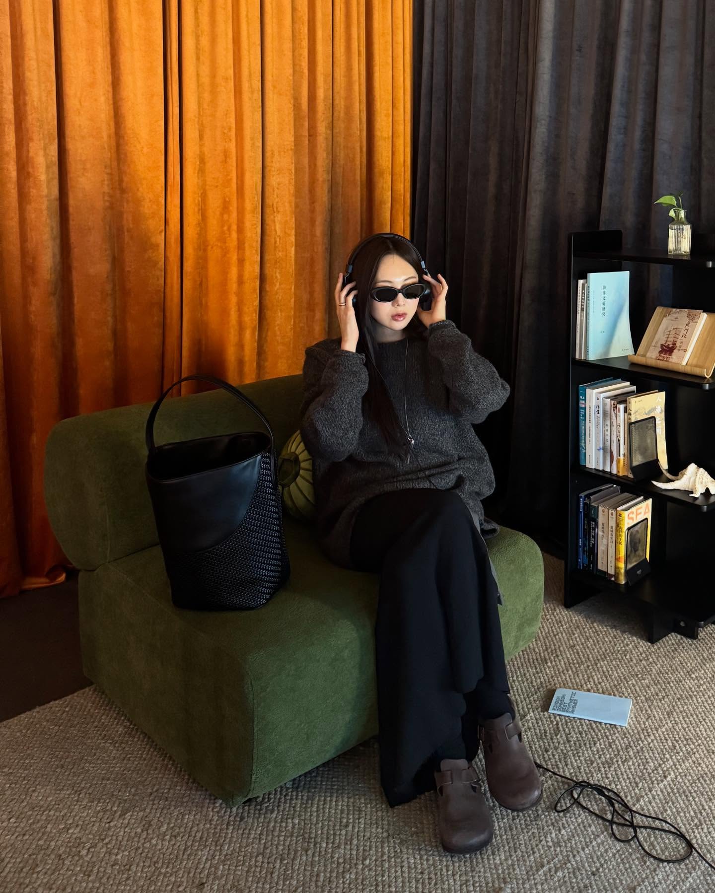 차분하게 떨어지는 롱스커트🖤
겨울 아우터랑 특히 잘 어울리는 롱스커트 코디❄️🤍
 이미지7