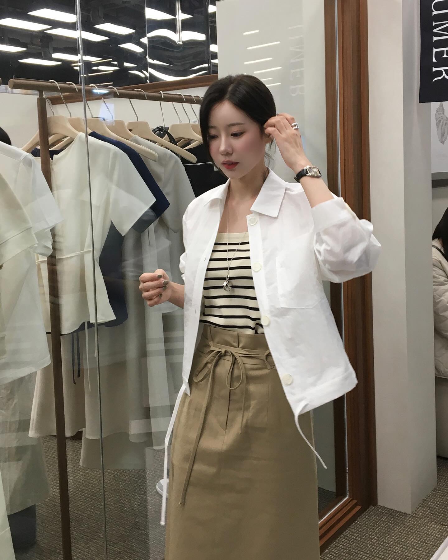 차분하게 떨어지는 롱스커트🖤
겨울 아우터랑 특히 잘 어울리는 롱스커트 코디❄️🤍
 이미지6