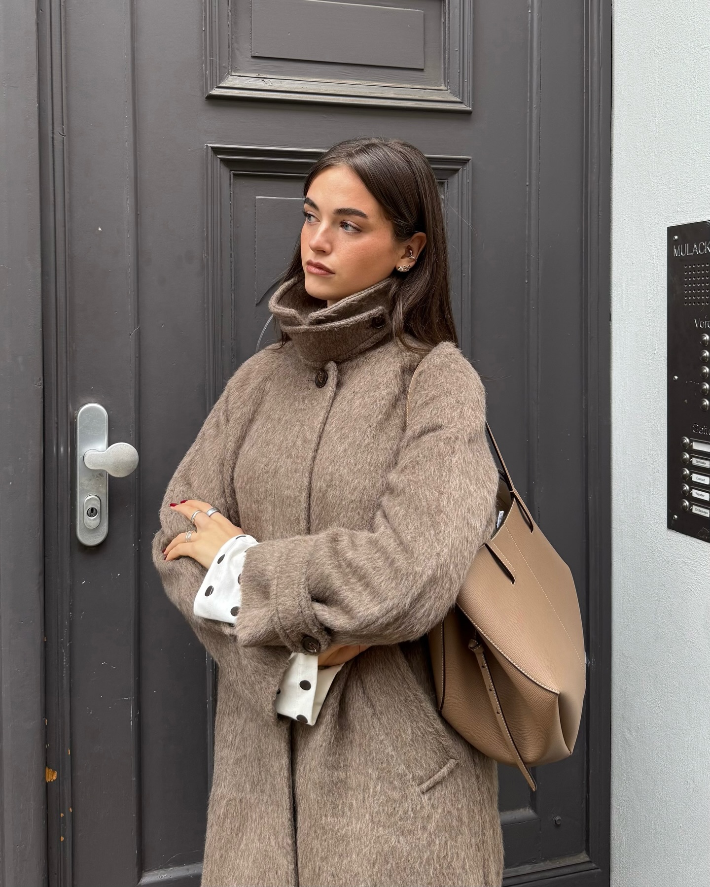 목도리 필요 없는 하이넥코트🧥
하이넥 코트 하나로 겨울바람 걱정 없어요❄️🤍 이미지3