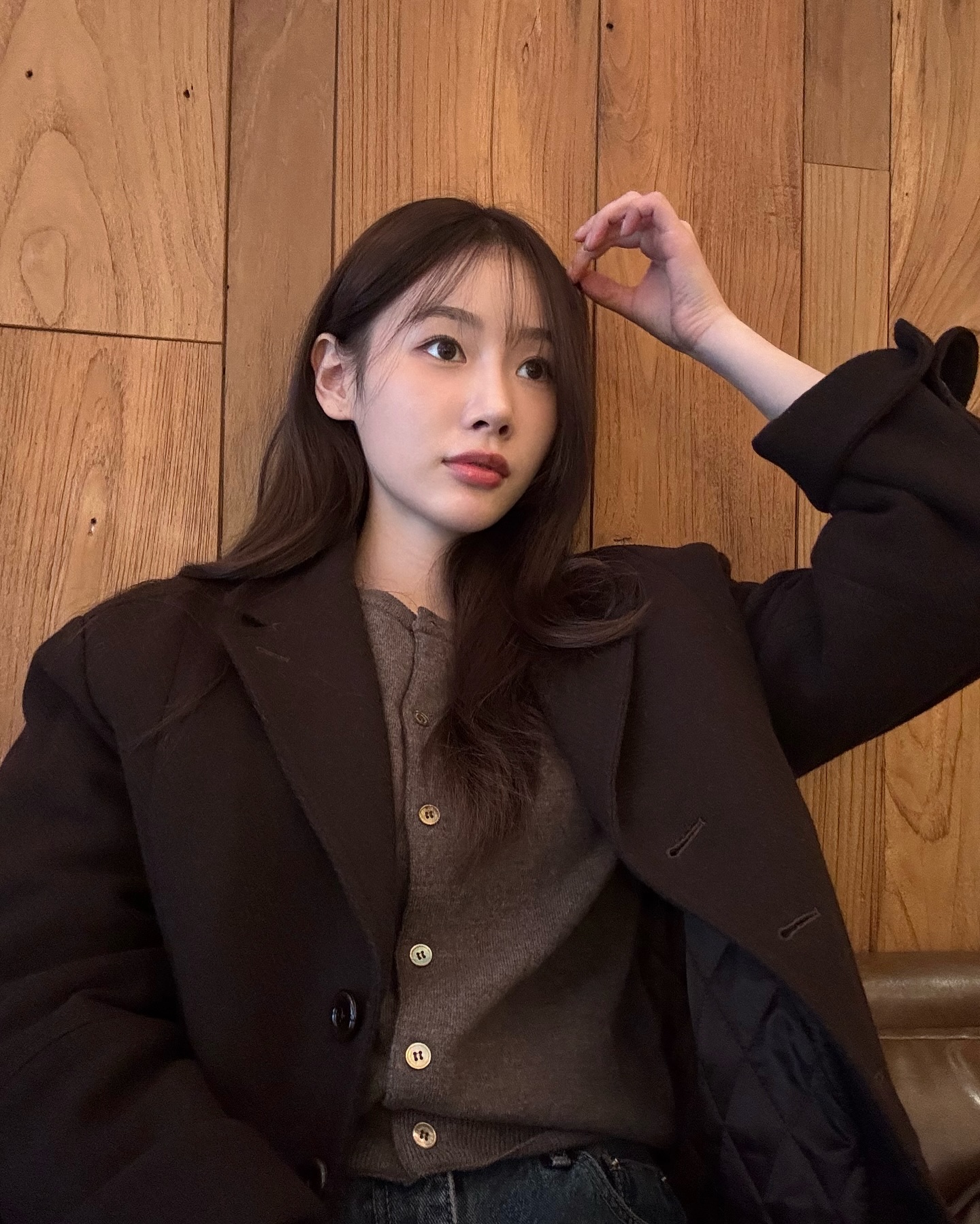 가디건 + 코트 조합으로 입어봐💡
그럼 레이어드 센스까지 챙겨 더 세련되고 포근해질 거야❤️🤎 이미지7