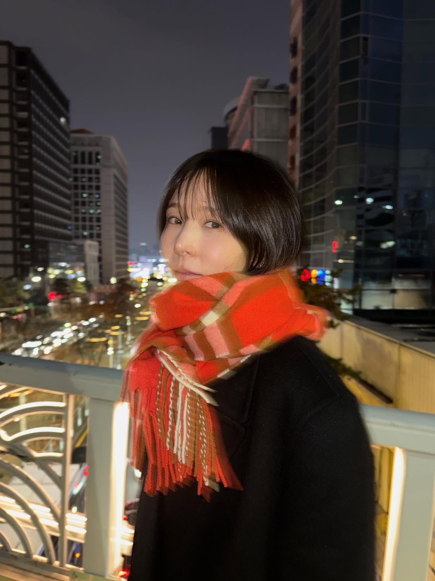 올겨울 목도리는 이 두 개면 끝♥️
한번 둘러보면 분위기까지 바뀌는 겨울 포인트 아이템☃️🎄
겨울 필수템 머플러, 지금 바로 소개해드릴게요.
1. 버버리 체크 캐시미어 스카프, 80만 원대
버버리의 아이코닉 체크 패턴이 돋보이는 캐시미어 스카프입니다. 니트나 코트와 함께 매치해 겨울 데일리룩을 완성했습니다.
2. 로에베 체크보드 스카프, 70만 원대
로에베의 시그니처 아나그램 패턴이 더해진 머플러입니다. 강혜원은 코트와 톤온톤으로 매치해 포근하고 분위기 있는 겨울룩을 완성했습니다. 이미지4