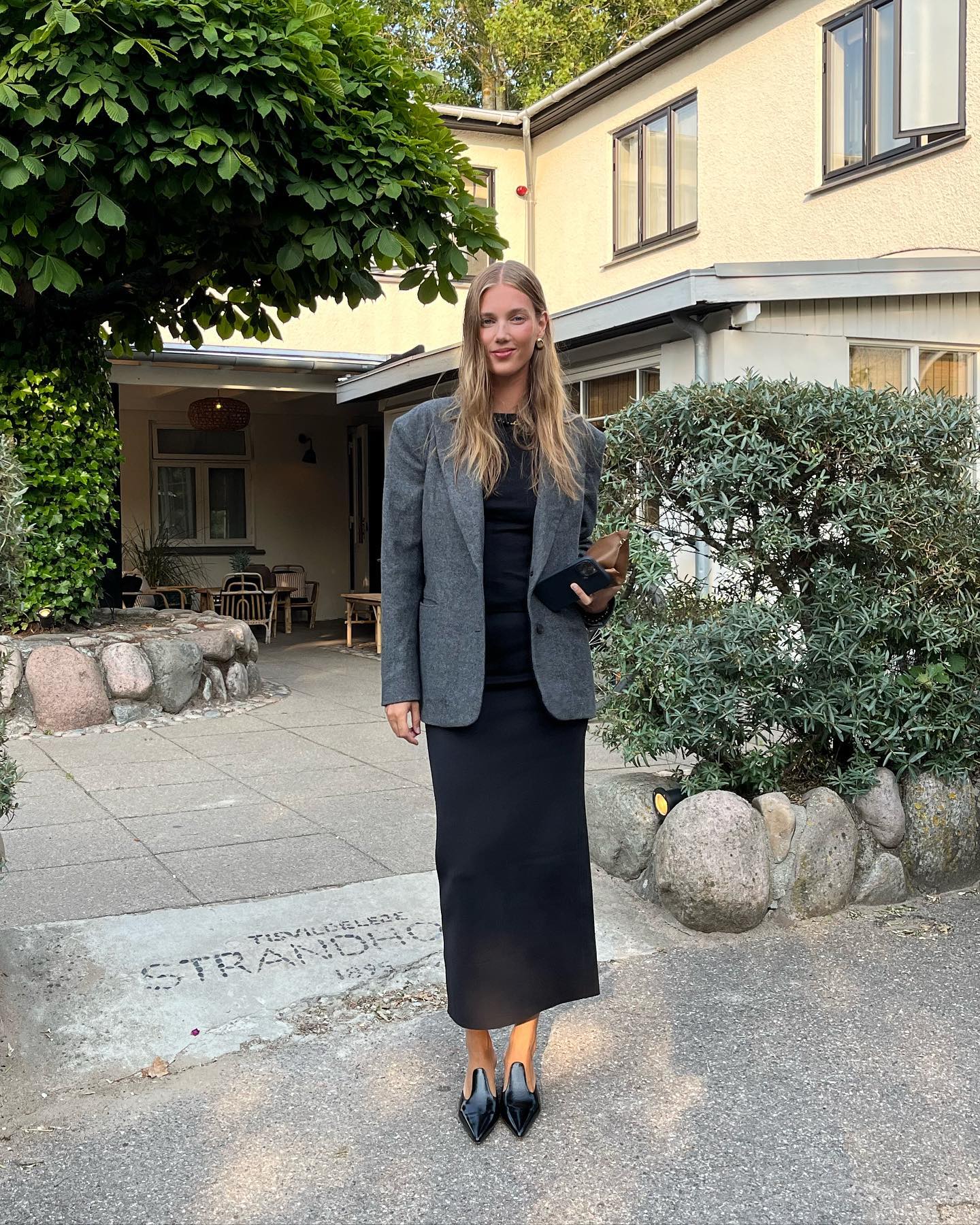 라인을 딱 살려주는 펜슬스커트✏️
다리는 길고 날씬하게 보이는 효과 원한다면? 🔍🖤펜슬스커트지
이미지3