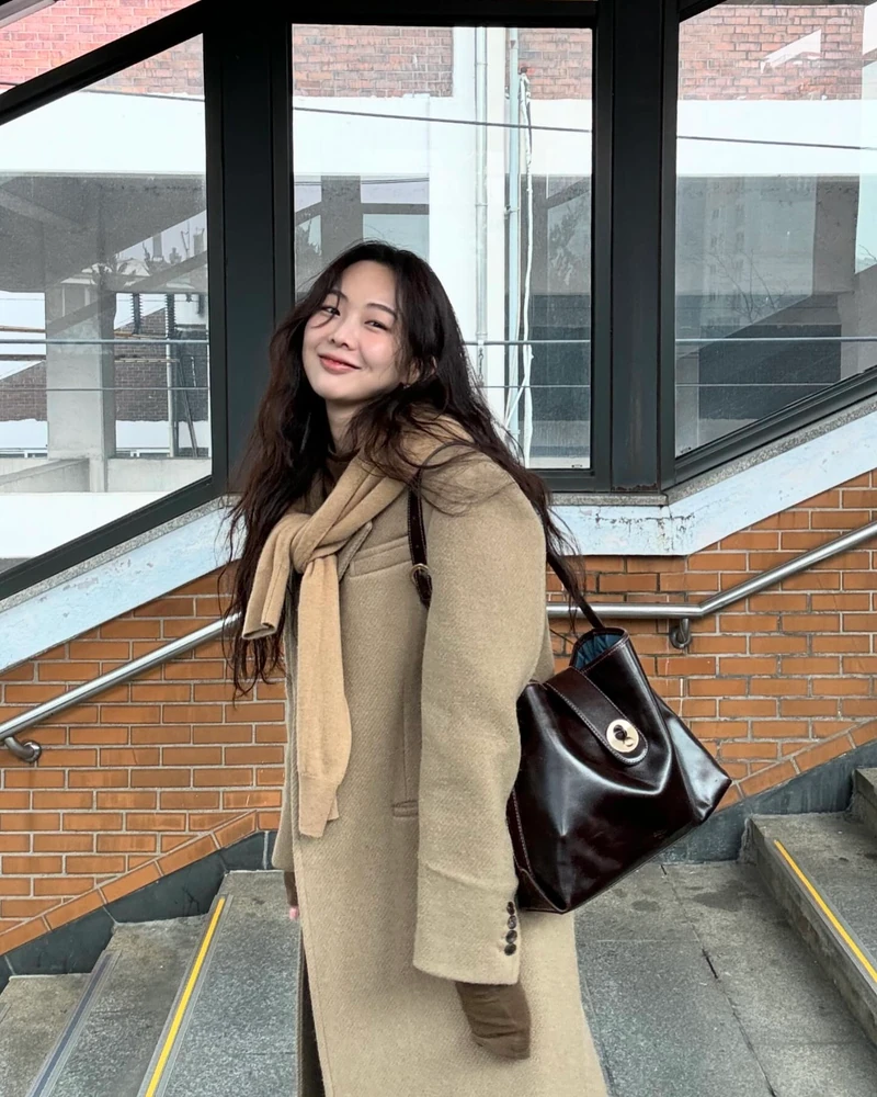 아우터로 완성하는 겨울 하객룩❄️
코트부터 트위드까지 단정하고 세련된 겨울 하객룩 완성🤎🖤 이미지6