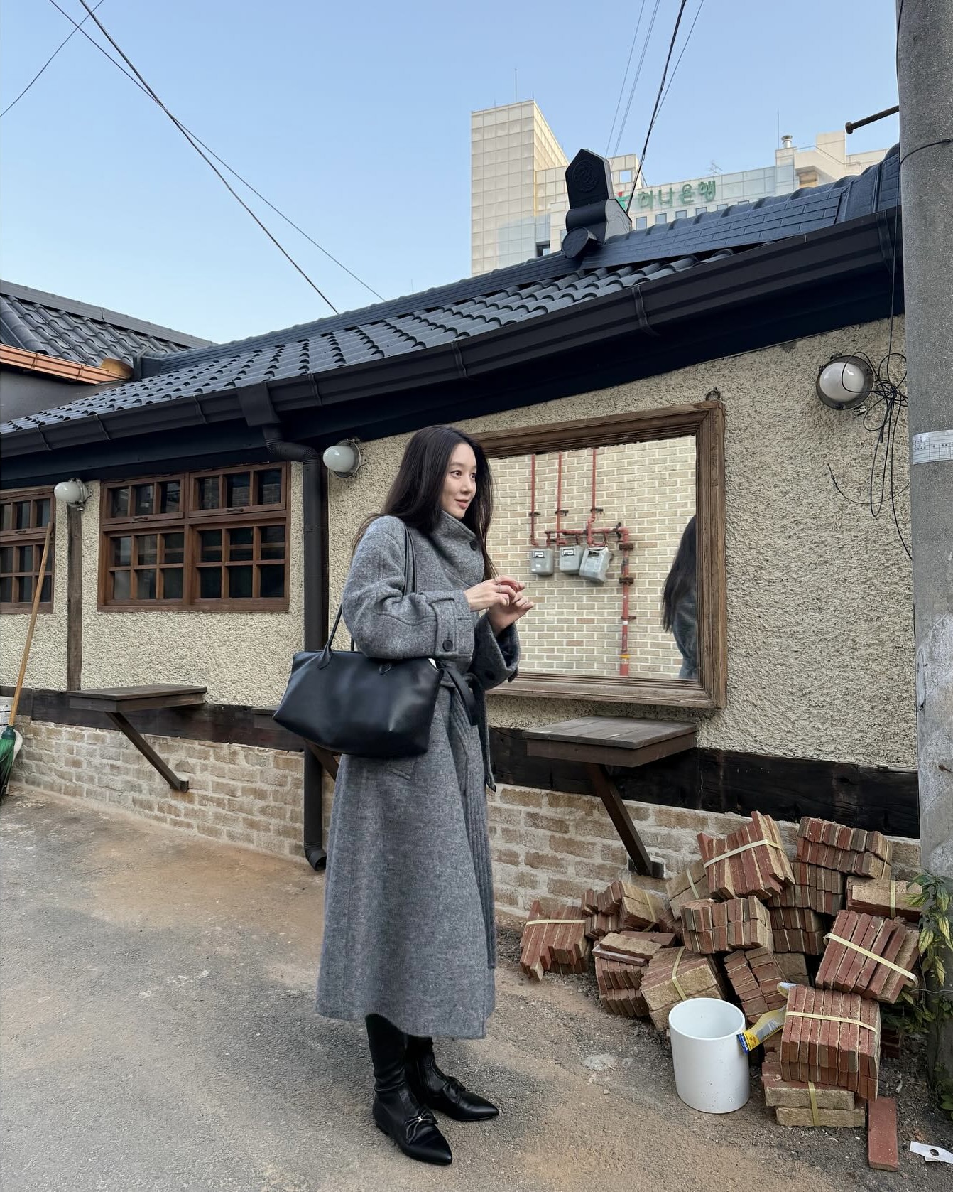 아우터로 완성하는 겨울 하객룩❄️ 코트부터 트위드까지 단정하고 세련된 겨울 하객룩 완성🤎🖤 이미지