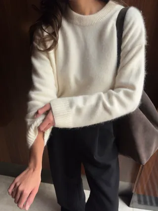 따뜻한 니트에 슬랙스 조합🤍
자연스럽고 세련된 데일리 스타일링 완성❄️✨ 이미지