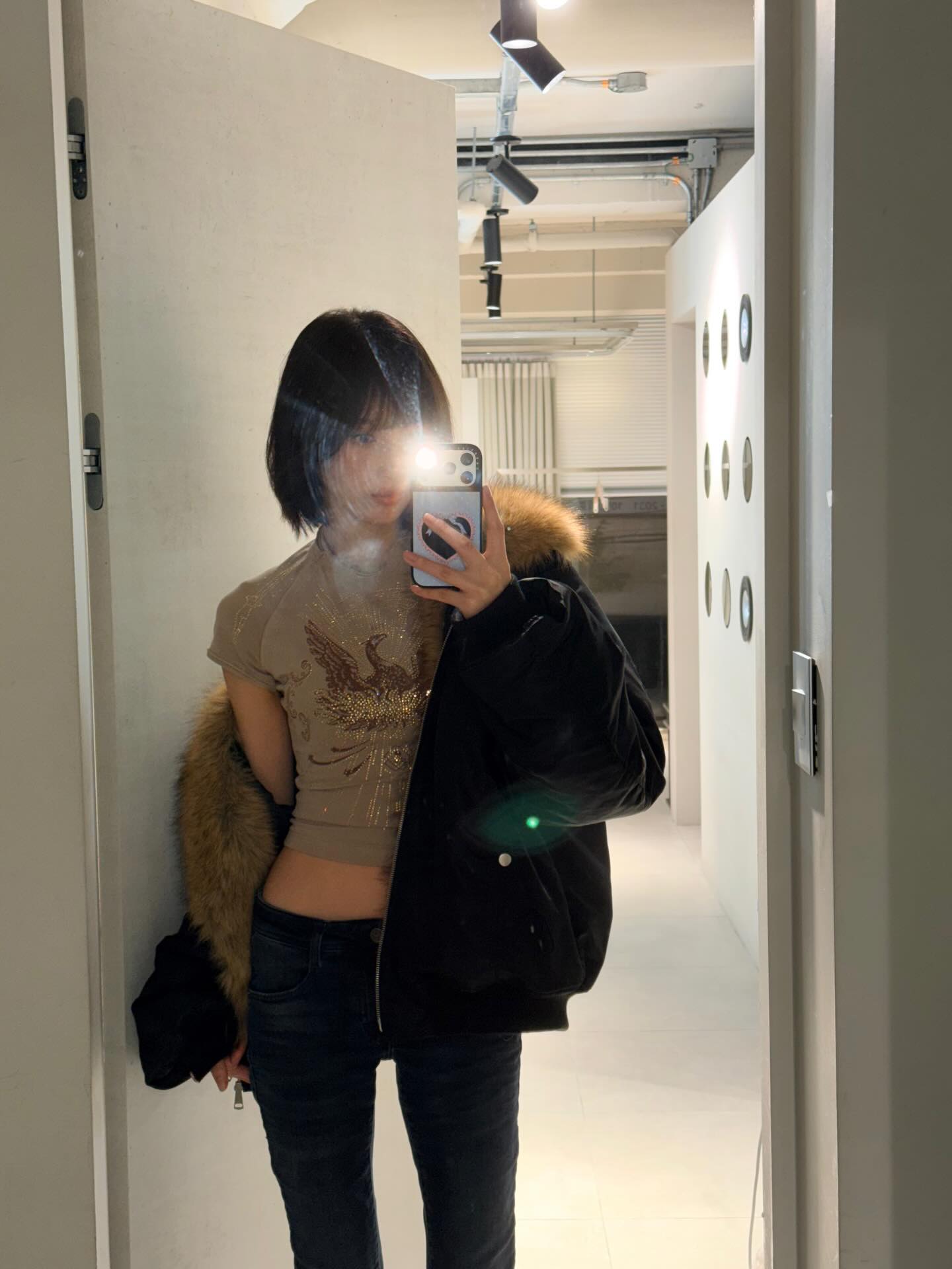 셀럽들 사이엔 부츠컷 붐이 왔어🔥
쭉 뻗은 실루엣으로 비율 살려주는 부츠컷👖💙인생 바지로 딱! 이미지6