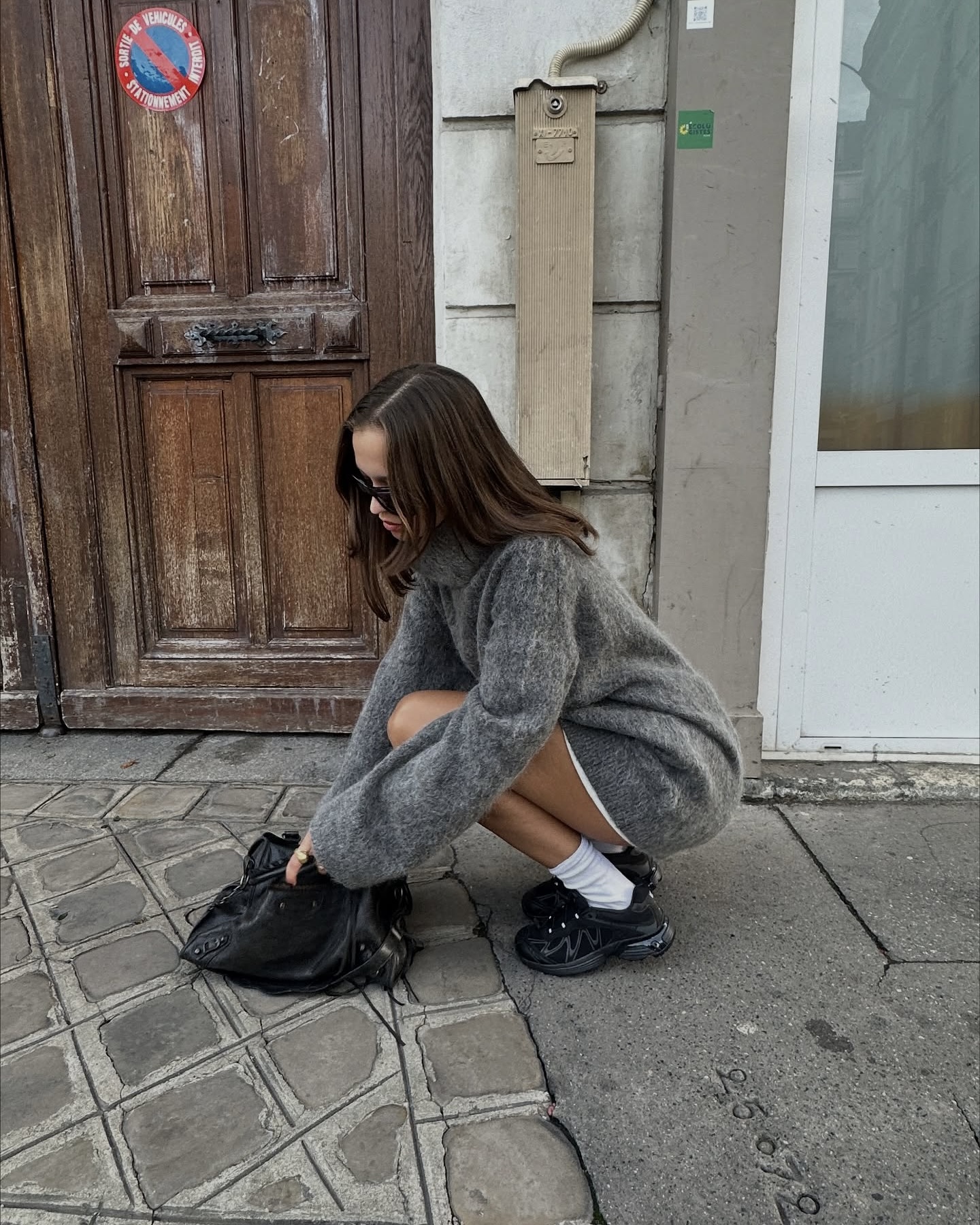 사계절 내내 운동화만 신는 분?👟
일상부터 운동까지 신기 좋은 가벼운 운동화 3가지💡🔍
데일리부터 러닝까지 활용하기 좋은 운동화 3가지를 모았습니다.
1. 살로몬 XT - 위스퍼, 20만 원대
메쉬와 합성 소재를 레이어해 통기성과 내구성이 뛰어난 운동화로 발을 감싸는 곡선 실루엣과 퀵레이스 시스템으로 끈 조절이 쉽게 가능하죠. 터틀넥 니트와 매치하면 모던하면서도 스트릿한 꾸안꾸 룩을 완성할 수 있습니다.
2. 온 클라우드 6, 18만 원대
슬림해진 앞코와 통풍성 좋은 어퍼가 특징인 심플하고 미니멀한 운동화로 메쉬와 합성소재를 활용해 가볍고 편안하죠. 가죽 재킷과 그레이 진을 매치하면 스트릿하면서도 트렌디한 무드를 연출할 수 있습니다.
3. 나이키 V2K 런, 14만 원대
메탈릭과 플라스틱 디테일이 포인트인, 레트로 감성과 현대적인 감각이 합쳐진 운동화로 두툼한 이중 밀도 폼 중창이 편안한 착용감을 주죠. 슬랙스와 트렌치코트와 매치하면 스포티함과 세련됨이 느껴지는 스포티 시티룩을 연출할 수 있습니다. 이미지2