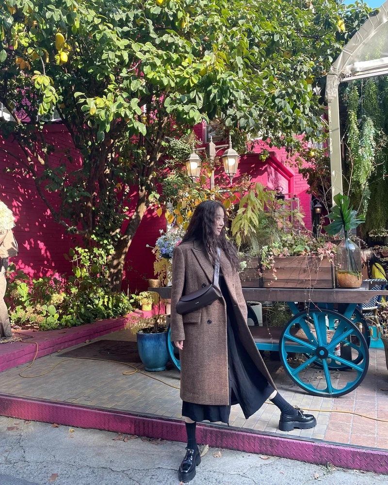 아우터로 완성하는 겨울 하객룩❄️
코트부터 트위드까지 단정하고 세련된 겨울 하객룩 완성🤎🖤 이미지2