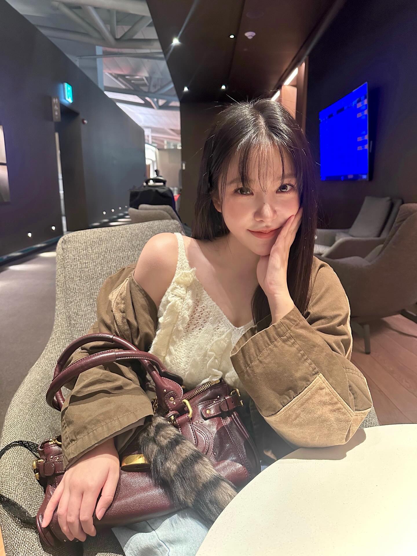 앞머리 자르기 딱 좋은 계절🤎
풀뱅부터 시스루뱅까지 취향대로 골라보세요👀🪞 이미지6