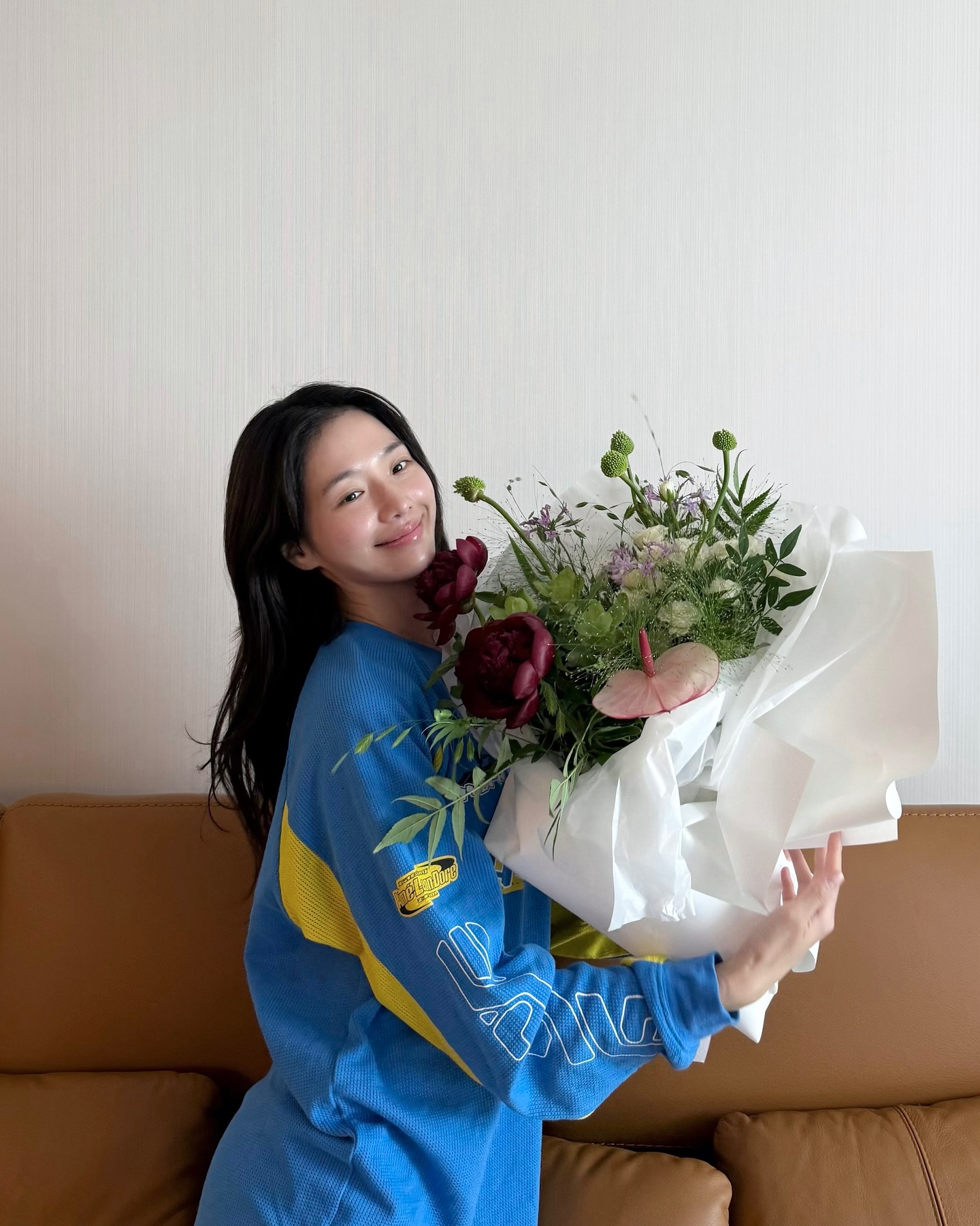 박규영 사복 필수템☑️롱 슬리브
스트릿하면서도 포인트 주는 박규영의 꾸안꾸 저지 티셔츠😎🔍

박규영의 스포티한 롱 슬리브 3가지를 소개합니다.

1. 마틴로즈 스포츠 풀오버, 76만 원대
가벼운 폴리아미드 소재에 화이트와 네이비 컬러 조합이 돋보이는 오버핏 브이넥 티셔츠로, 밑단에 스트링 디테일과 자수와 패치가 포인트죠. 여기에 포니테일과 볼캡을 더하면 스트릿 감성과 꾸안꾸 무드를 완성할 수 있습니다.

2. 에메 레온 도르 메쉬 웨이브 러너 티셔츠, 20만 원대
가벼운 메쉬 니트 코튼 소재를 활용한 롱 슬리브는 모터 스포츠 저지와 같은 레트로한 그래픽 프린트가 포인트죠. 이 롱슬리브에 실버 액세서리를 더해주면 Y2K 무드의 스트릿 룩을 완성할 수 있습니다.

3. 마틴로즈 로즈 스포츠 하프 집 트랙 재킷, 77만 원대
4가지 컬러를 활용해 시각적으로 포인트 주는 하프 집업으로, 가벼운 폴리에스터 혼방 소재에 3가지 로고 디테일이 더해진 스포티한 아이템이죠. 가벼운 메쉬 볼캡과 매치하면 캐주얼하면서 유니크한 분위기를 만들어줍니다.  이미지