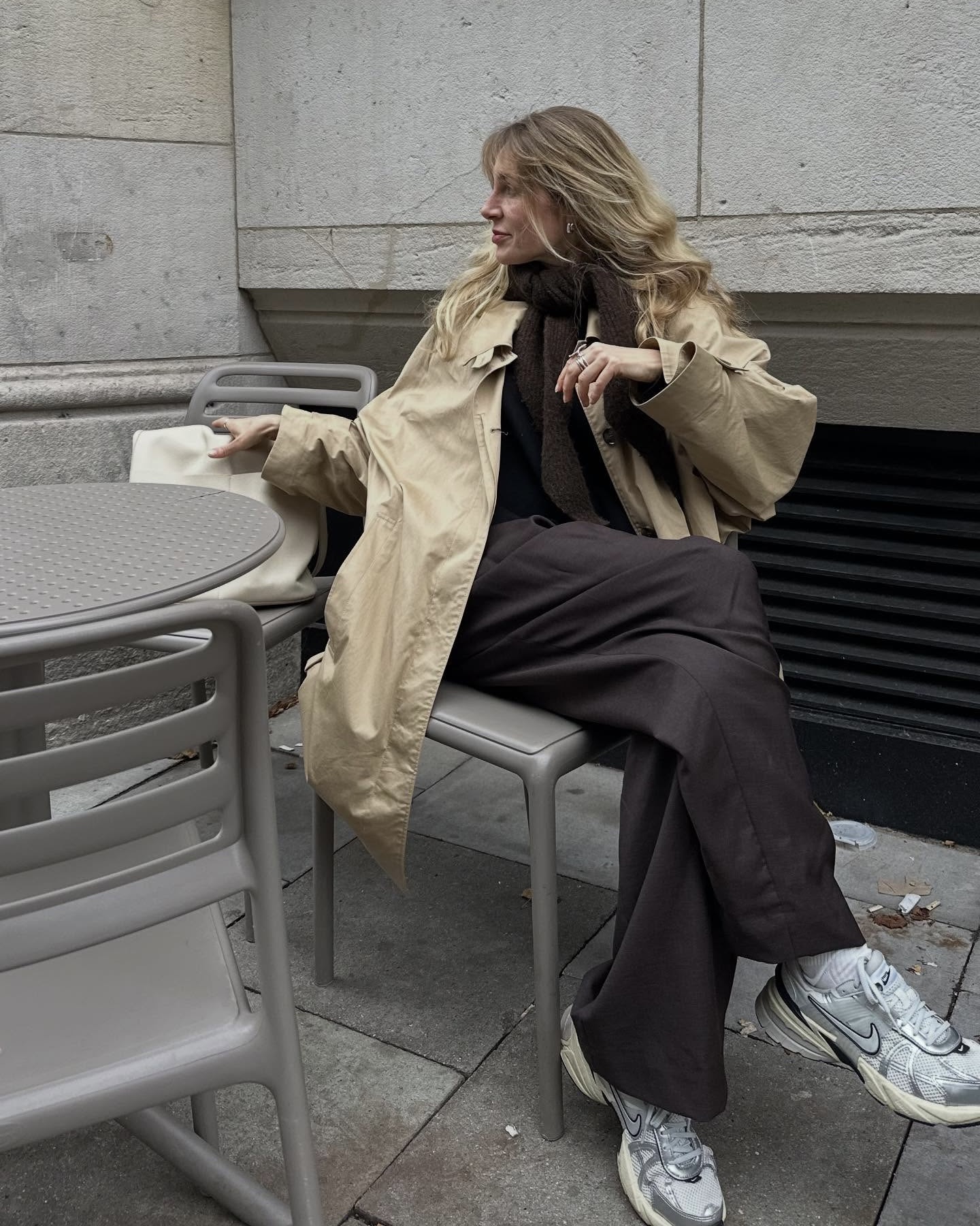 사계절 내내 운동화만 신는 분?👟
일상부터 운동까지 신기 좋은 가벼운 운동화 3가지💡🔍
데일리부터 러닝까지 활용하기 좋은 운동화 3가지를 모았습니다.
1. 살로몬 XT - 위스퍼, 20만 원대
메쉬와 합성 소재를 레이어해 통기성과 내구성이 뛰어난 운동화로 발을 감싸는 곡선 실루엣과 퀵레이스 시스템으로 끈 조절이 쉽게 가능하죠. 터틀넥 니트와 매치하면 모던하면서도 스트릿한 꾸안꾸 룩을 완성할 수 있습니다.
2. 온 클라우드 6, 18만 원대
슬림해진 앞코와 통풍성 좋은 어퍼가 특징인 심플하고 미니멀한 운동화로 메쉬와 합성소재를 활용해 가볍고 편안하죠. 가죽 재킷과 그레이 진을 매치하면 스트릿하면서도 트렌디한 무드를 연출할 수 있습니다.
3. 나이키 V2K 런, 14만 원대
메탈릭과 플라스틱 디테일이 포인트인, 레트로 감성과 현대적인 감각이 합쳐진 운동화로 두툼한 이중 밀도 폼 중창이 편안한 착용감을 주죠. 슬랙스와 트렌치코트와 매치하면 스포티함과 세련됨이 느껴지는 스포티 시티룩을 연출할 수 있습니다. 이미지6