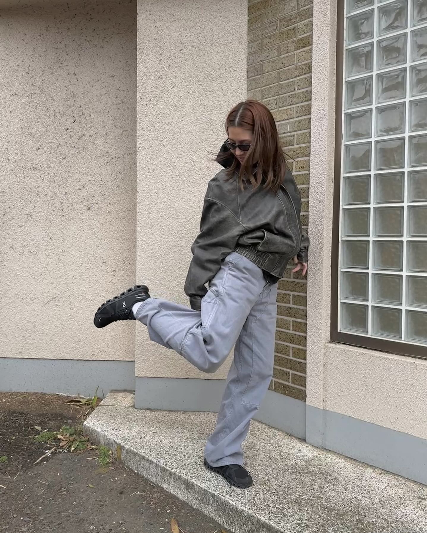 사계절 내내 운동화만 신는 분?👟
일상부터 운동까지 신기 좋은 가벼운 운동화 3가지💡🔍
데일리부터 러닝까지 활용하기 좋은 운동화 3가지를 모았습니다.
1. 살로몬 XT - 위스퍼, 20만 원대
메쉬와 합성 소재를 레이어해 통기성과 내구성이 뛰어난 운동화로 발을 감싸는 곡선 실루엣과 퀵레이스 시스템으로 끈 조절이 쉽게 가능하죠. 터틀넥 니트와 매치하면 모던하면서도 스트릿한 꾸안꾸 룩을 완성할 수 있습니다.
2. 온 클라우드 6, 18만 원대
슬림해진 앞코와 통풍성 좋은 어퍼가 특징인 심플하고 미니멀한 운동화로 메쉬와 합성소재를 활용해 가볍고 편안하죠. 가죽 재킷과 그레이 진을 매치하면 스트릿하면서도 트렌디한 무드를 연출할 수 있습니다.
3. 나이키 V2K 런, 14만 원대
메탈릭과 플라스틱 디테일이 포인트인, 레트로 감성과 현대적인 감각이 합쳐진 운동화로 두툼한 이중 밀도 폼 중창이 편안한 착용감을 주죠. 슬랙스와 트렌치코트와 매치하면 스포티함과 세련됨이 느껴지는 스포티 시티룩을 연출할 수 있습니다. 이미지4