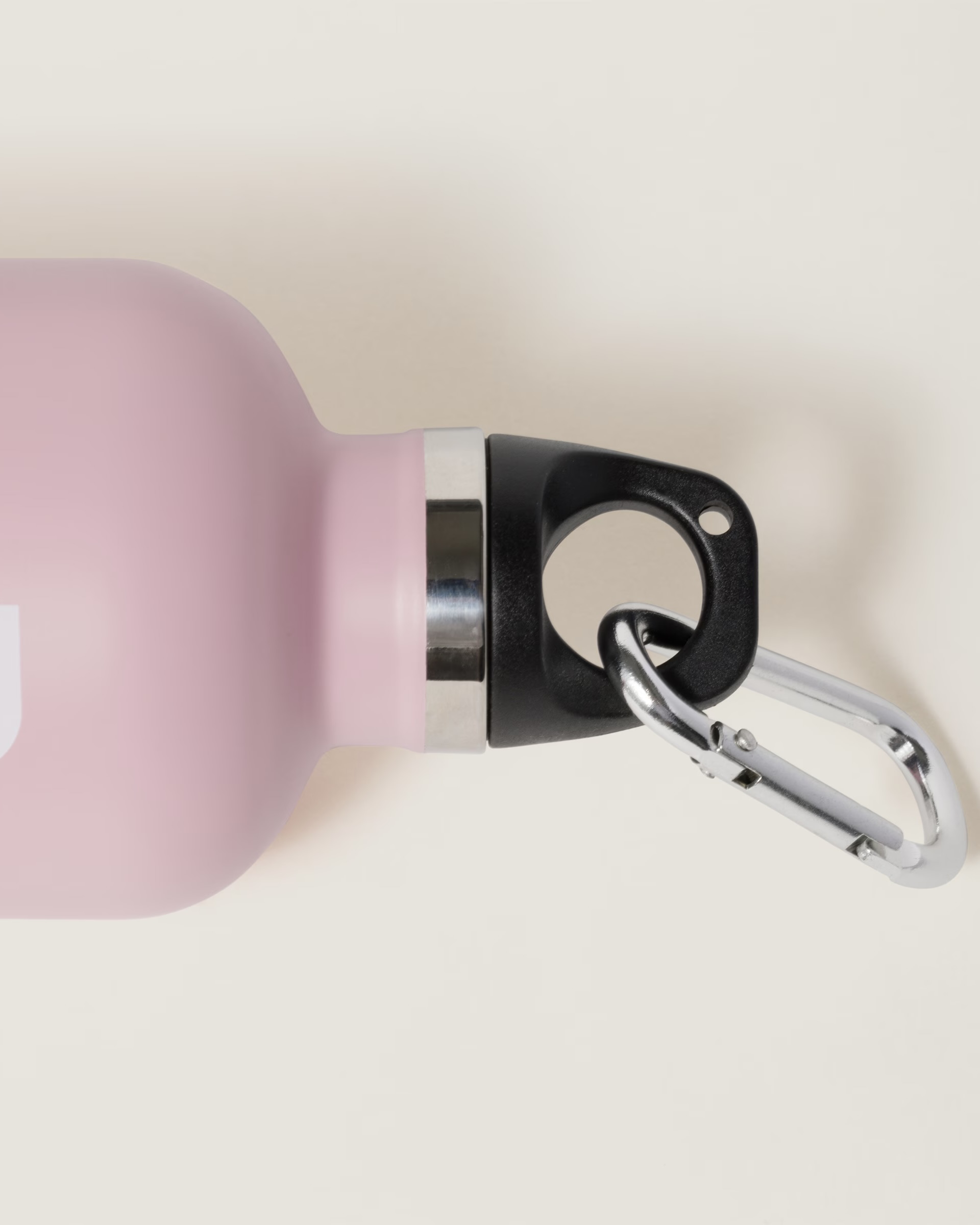 사계절 필수템💦미우미우 워터 보틀
실용성부터 미우미우 감성까지🤍✨워터 보틀로 부담 없이 즐기자
미우미우에 텀블러도 있다는 거 알고 있었나요? 미우미우의 스테인리스 스틸 워터 보틀은 20만 원대 가격으로 블루, 핑크, 옐로우 총 3가지 컬러를 선보이며, 500ml 용량에 스냅 후크까지 구성되어 휴대성 좋은 아이템입니다.
견고한 스테인리스 스틸 바디에 미우미우 로고가 더해진 미니멀한 디자인으로, 일상 속에서도 브랜드 감성을 자연스럽게 드러낼 수 있는 라이프스타일 아이템이죠. 특히 미우미우의 감성을 가장 부담 없이 느낄 수 있다는 점이 매력적입니다. 이미지6