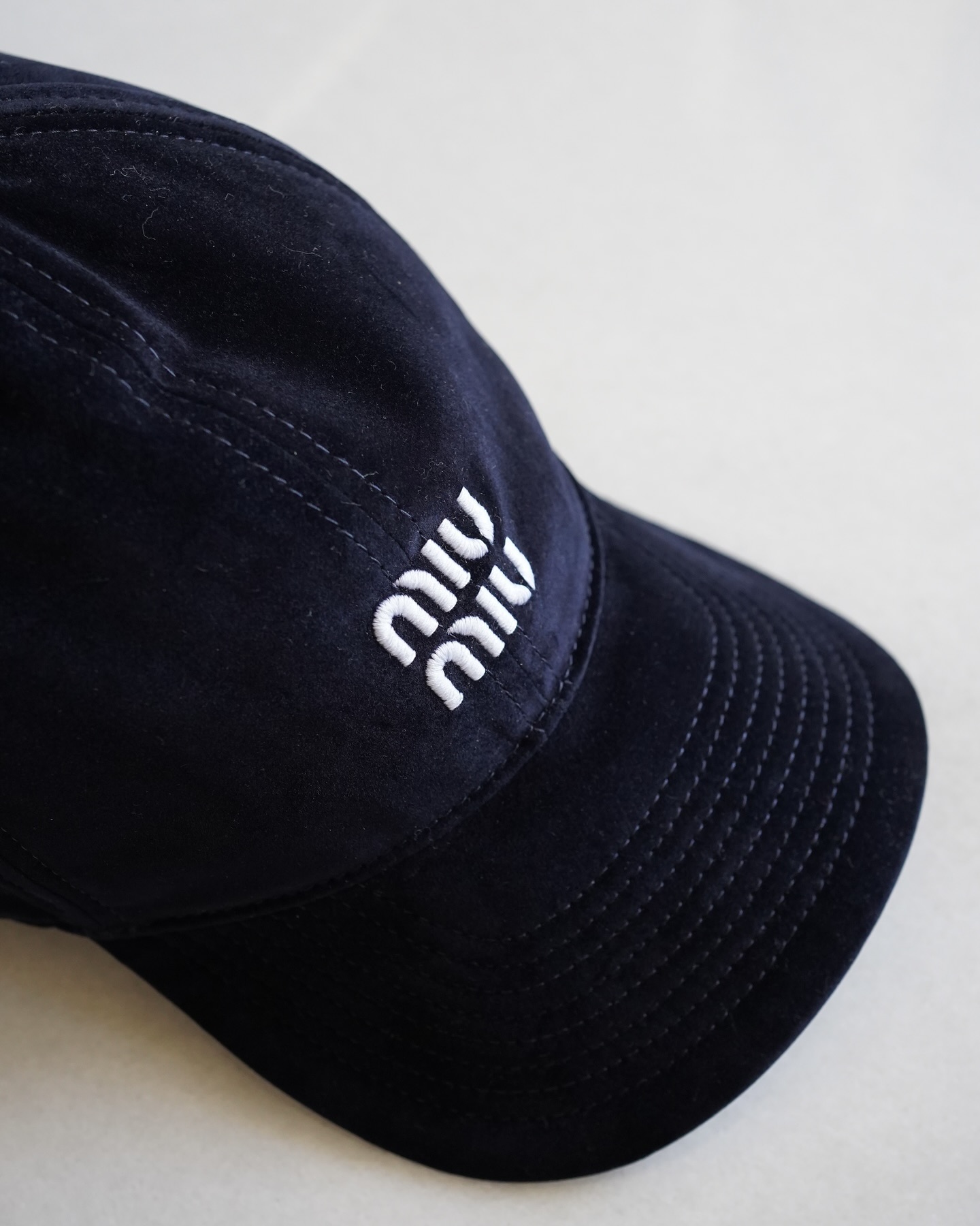 벨벳으로 돌아온 미우미우 볼캡✨
세련미와 겨울 느낌 낭낭한 미우미우 벨벳 볼캡 이번에 품자🤎🖤
미우미우와 뉴발란스 볼캡에 이어, 이번 시즌에는 부드럽고 고급스러운 질감의 미우미우 벨벳 베이스볼 캡을 선보였는데요. 블랙, 브라운, 샌드, 네이비 총 4가지 컬러로 조절형 스트랩과 가죽 엔드 캡을 더해 세련된 감각을 담아냈습니다.
은은한 광택과 미니멀한 로고 디테일 덕분에 캐주얼룩부터 모던룩까지 다양하게 활용하기 좋습니다. 특히 니트나 코트와 매치하면 고급스러운 포인트를 더해주죠. 룩에 세련된 감각을 더하고 싶다면 미우미우 벨벳 베이스볼 캡으로 마무리 해보세요. 이미지4