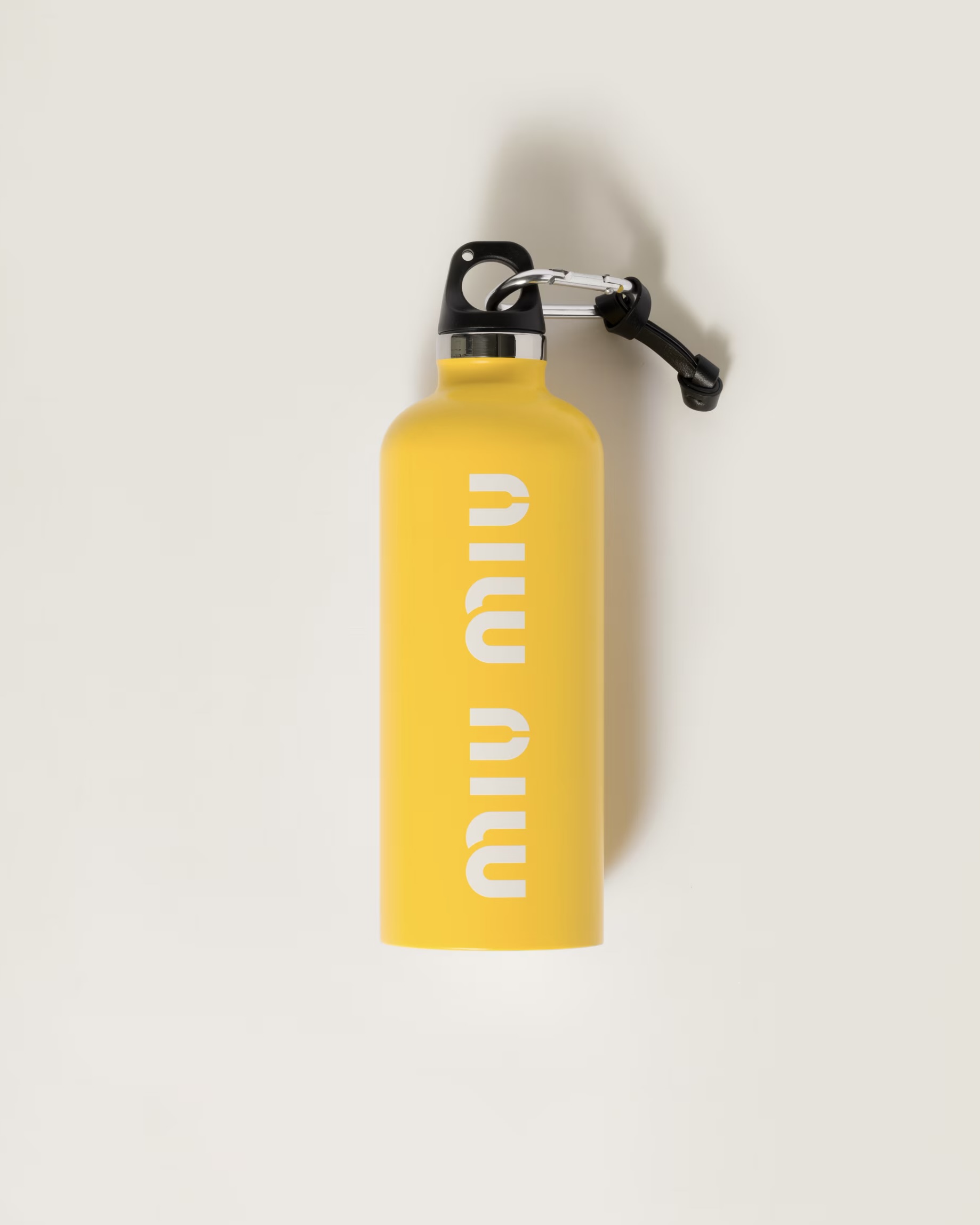 사계절 필수템💦미우미우 워터 보틀
실용성부터 미우미우 감성까지🤍✨워터 보틀로 부담 없이 즐기자
미우미우에 텀블러도 있다는 거 알고 있었나요? 미우미우의 스테인리스 스틸 워터 보틀은 20만 원대 가격으로 블루, 핑크, 옐로우 총 3가지 컬러를 선보이며, 500ml 용량에 스냅 후크까지 구성되어 휴대성 좋은 아이템입니다.
견고한 스테인리스 스틸 바디에 미우미우 로고가 더해진 미니멀한 디자인으로, 일상 속에서도 브랜드 감성을 자연스럽게 드러낼 수 있는 라이프스타일 아이템이죠. 특히 미우미우의 감성을 가장 부담 없이 느낄 수 있다는 점이 매력적입니다. 이미지7