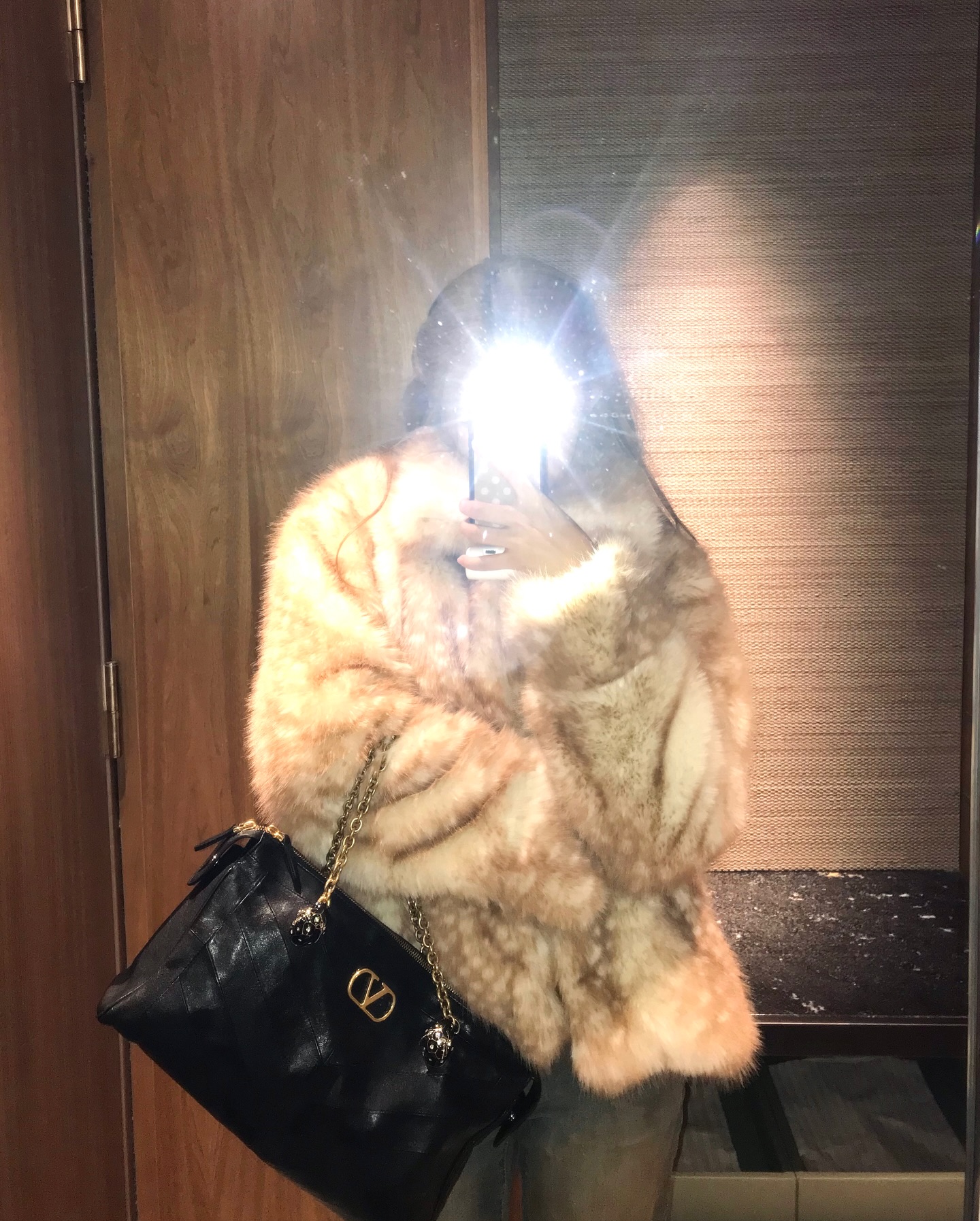 올겨울, 퍼 자켓만 한 선택이 없어✨ 캐주얼부터 페미닌한 룩까지 코디 폭 확 넓어지는 퍼 자켓🩶🤎 이미지