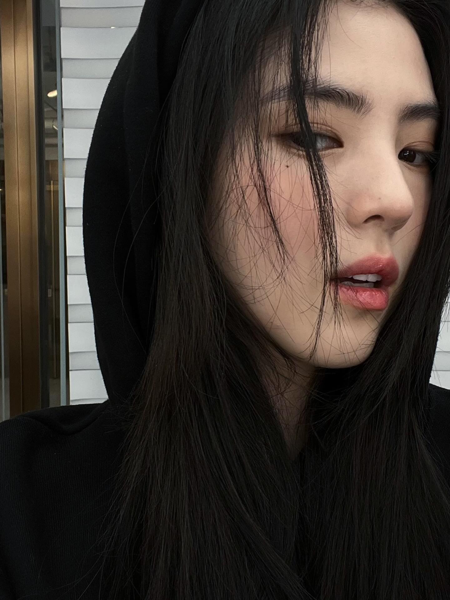 투머치 블러셔로 생기 충전🍑 코까지 블러셔 자연스레 이어 주면 입체감 있고 사랑스러워💖✨ 이미지