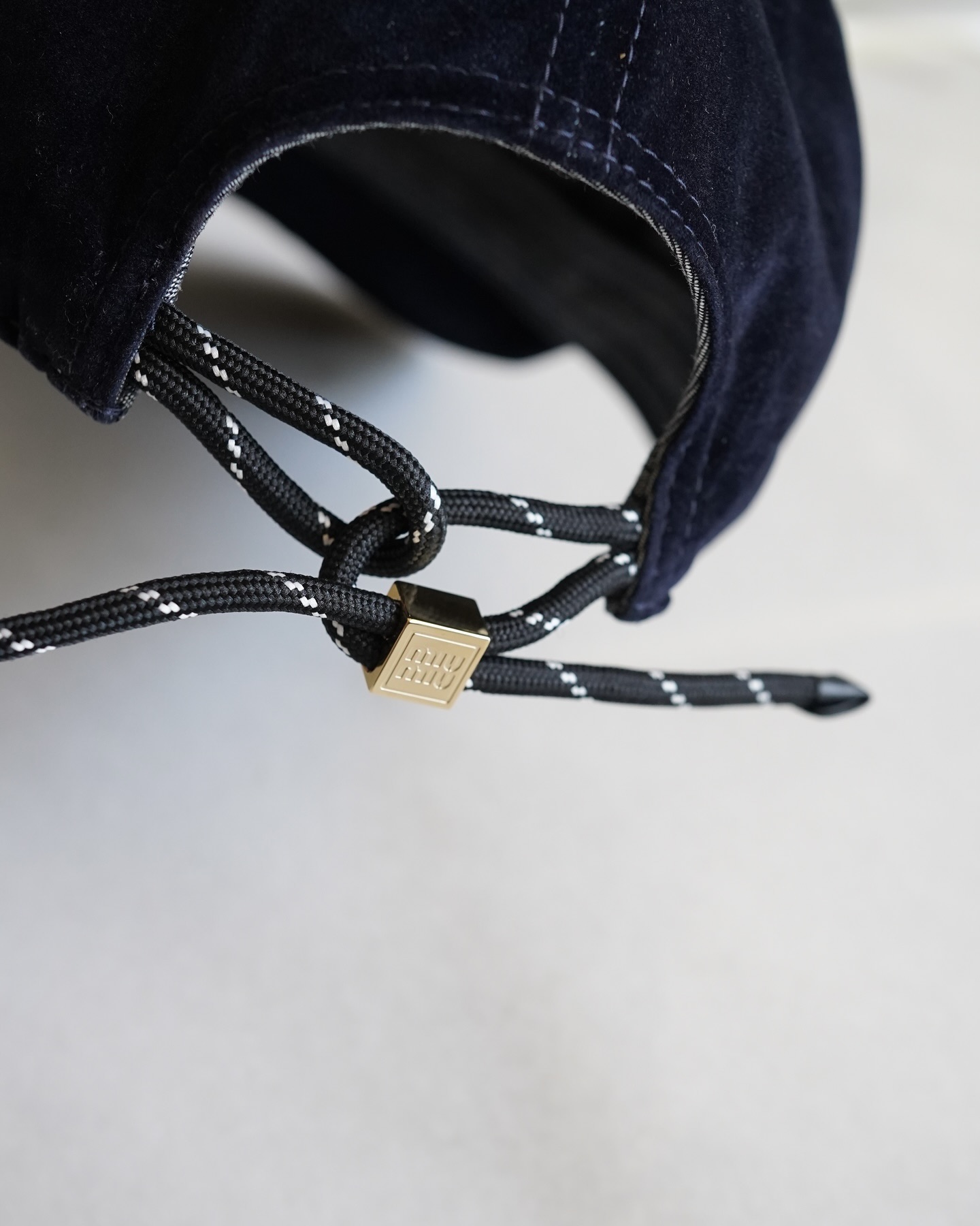 벨벳으로 돌아온 미우미우 볼캡✨
세련미와 겨울 느낌 낭낭한 미우미우 벨벳 볼캡 이번에 품자🤎🖤
미우미우와 뉴발란스 볼캡에 이어, 이번 시즌에는 부드럽고 고급스러운 질감의 미우미우 벨벳 베이스볼 캡을 선보였는데요. 블랙, 브라운, 샌드, 네이비 총 4가지 컬러로 조절형 스트랩과 가죽 엔드 캡을 더해 세련된 감각을 담아냈습니다.
은은한 광택과 미니멀한 로고 디테일 덕분에 캐주얼룩부터 모던룩까지 다양하게 활용하기 좋습니다. 특히 니트나 코트와 매치하면 고급스러운 포인트를 더해주죠. 룩에 세련된 감각을 더하고 싶다면 미우미우 벨벳 베이스볼 캡으로 마무리 해보세요. 이미지2